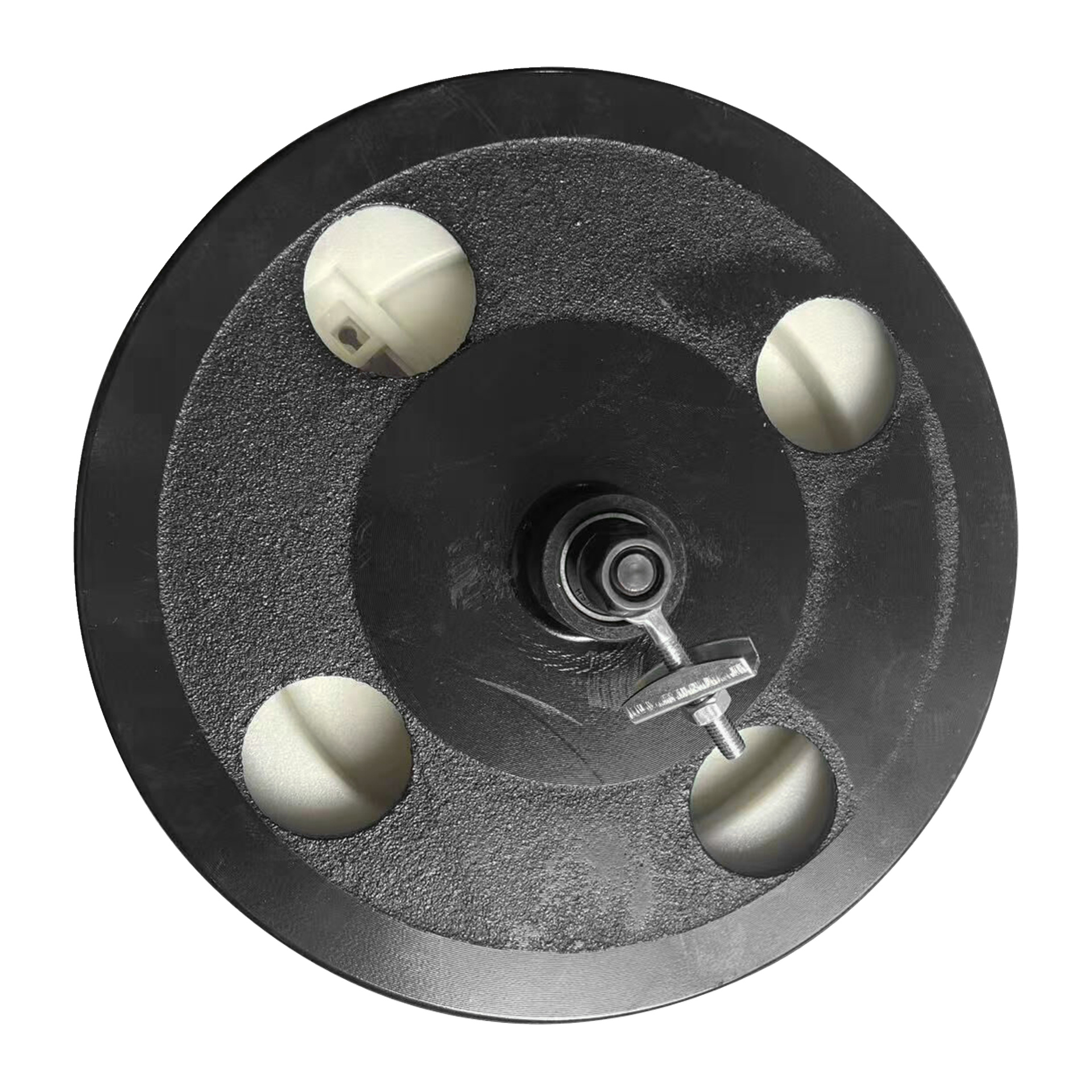 Flywheel-motionscykeln har en rund svart viktplatta med fyra utskurna hål, ett mitthandtag och en strukturerad, robust finish.
