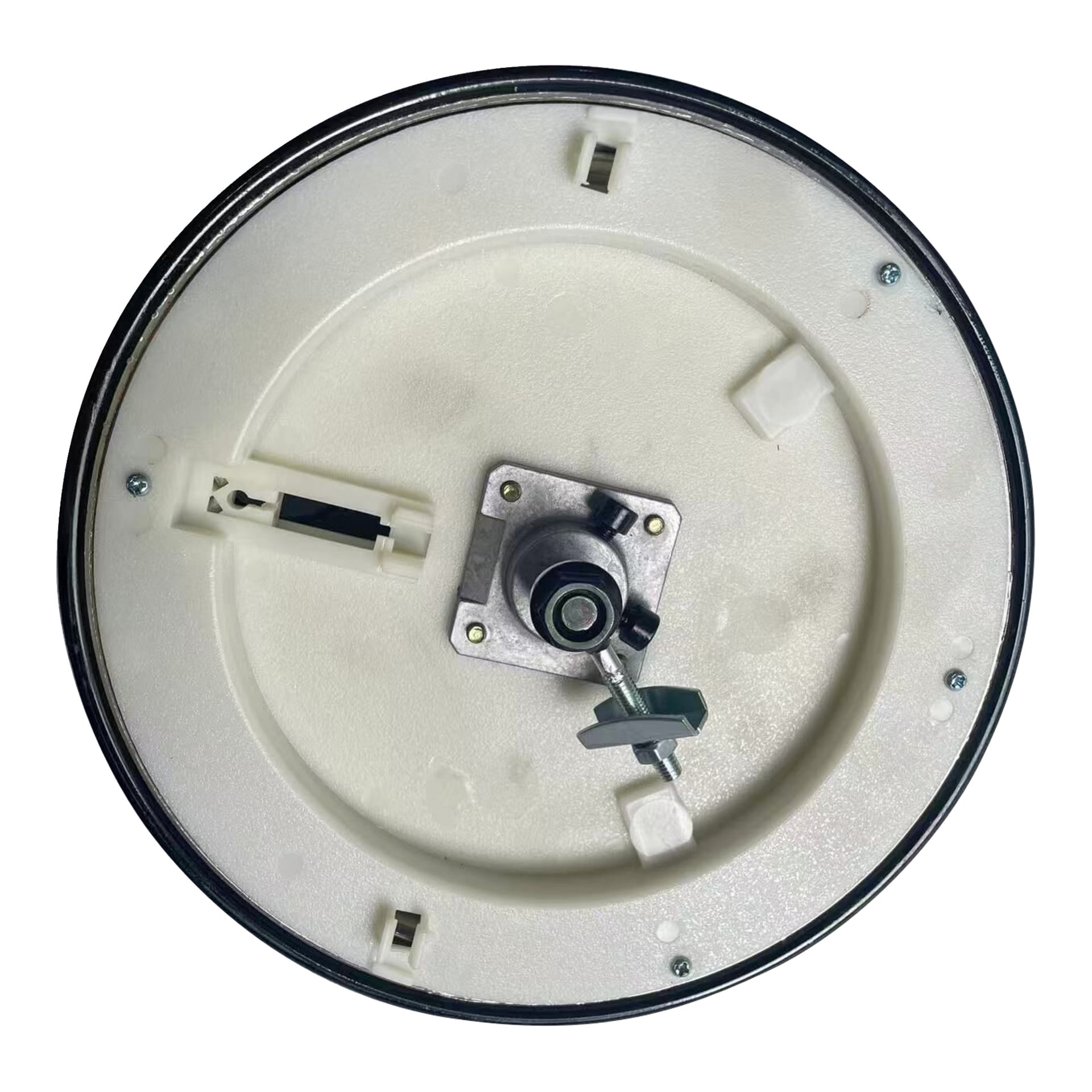 Närbild på undersidan av en rund vit plast Flywheel-cykeldel, med en central metallmekanism, kantskruvar och plastkopplingar.