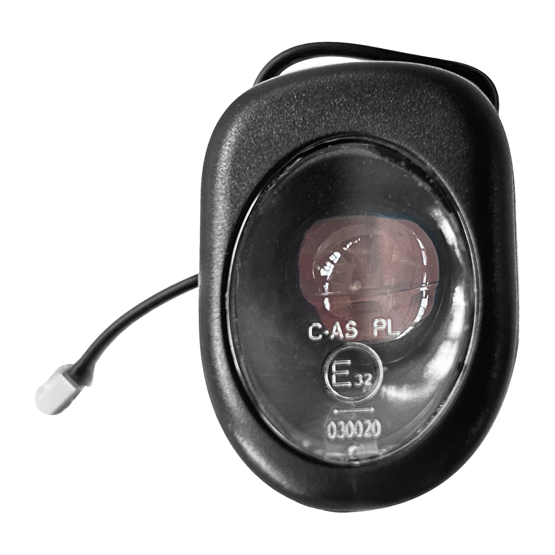Nærbilde av et svart ovalt frontlys for en elektrisk scooter, vinduet viser "C.A.S PL" og "E32," med en tynn ledning og hvit spiss.
