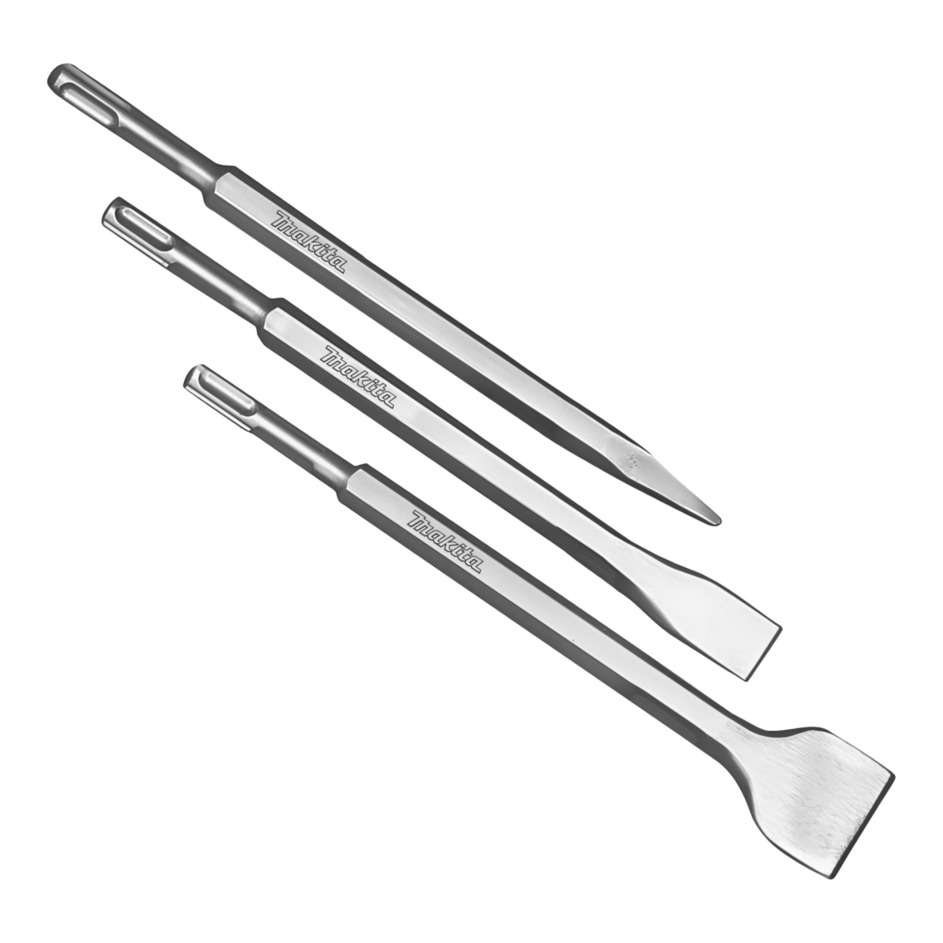 Tre silverfärgade Makita-mejselbitar med SDS-plus skaft ligger diagonalt, var och en med en unik spets: spetsig, platt och extra bred platt.