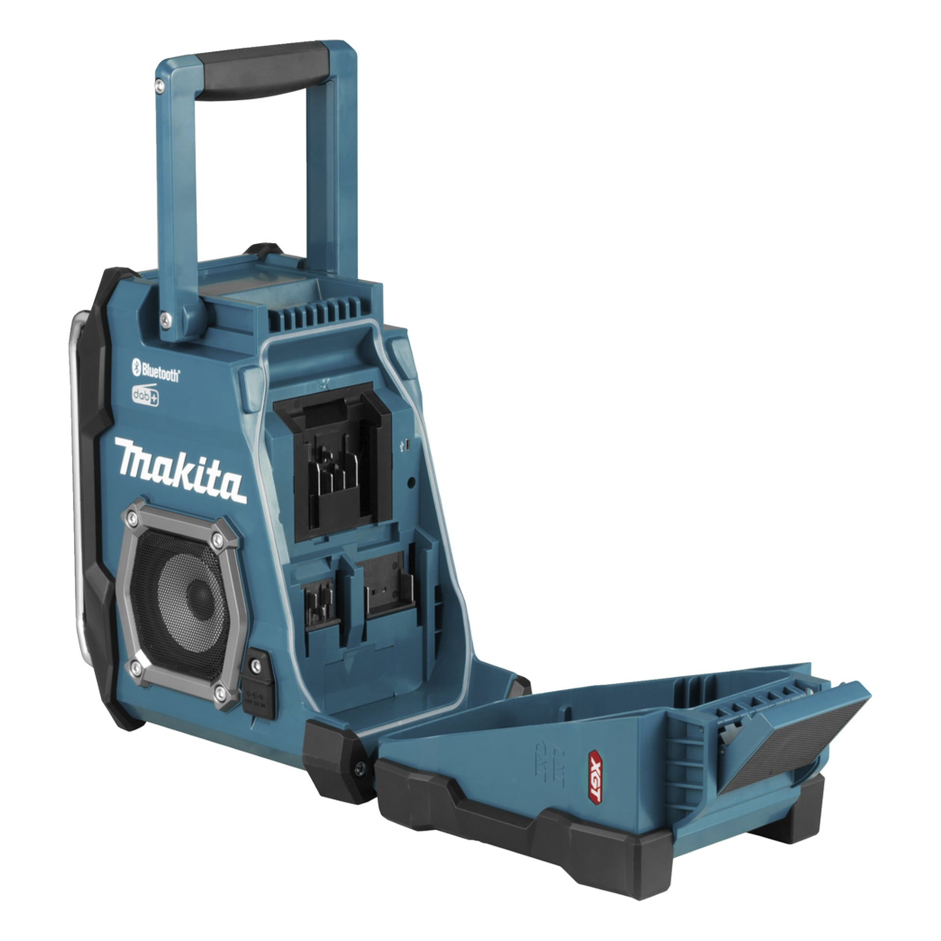 Blå Makita portabel arbetsplatsradio med öppen batterifack fram, vänster högtalare, upprätt handtag och Bluetooth-etikett synlig.