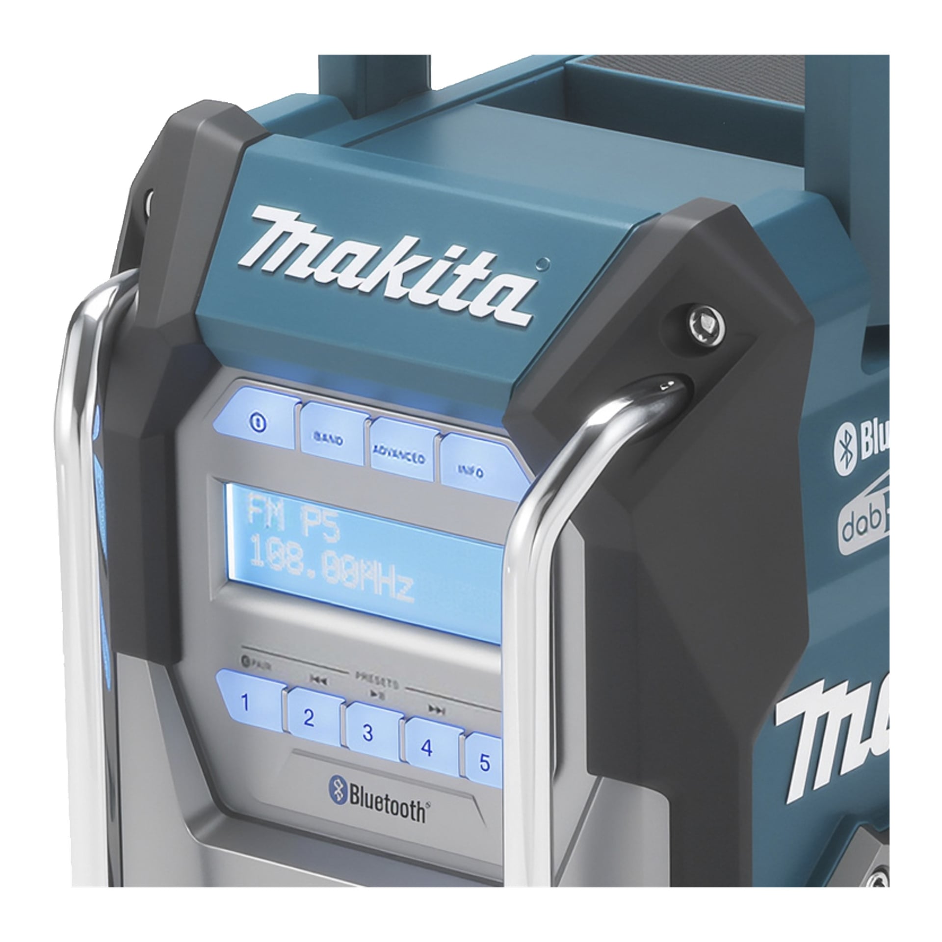 Makita portabel radio närbild med digital skärm som visar FM P5 108.00, förinställda knappar, Bluetooth och sidometallstänger.
