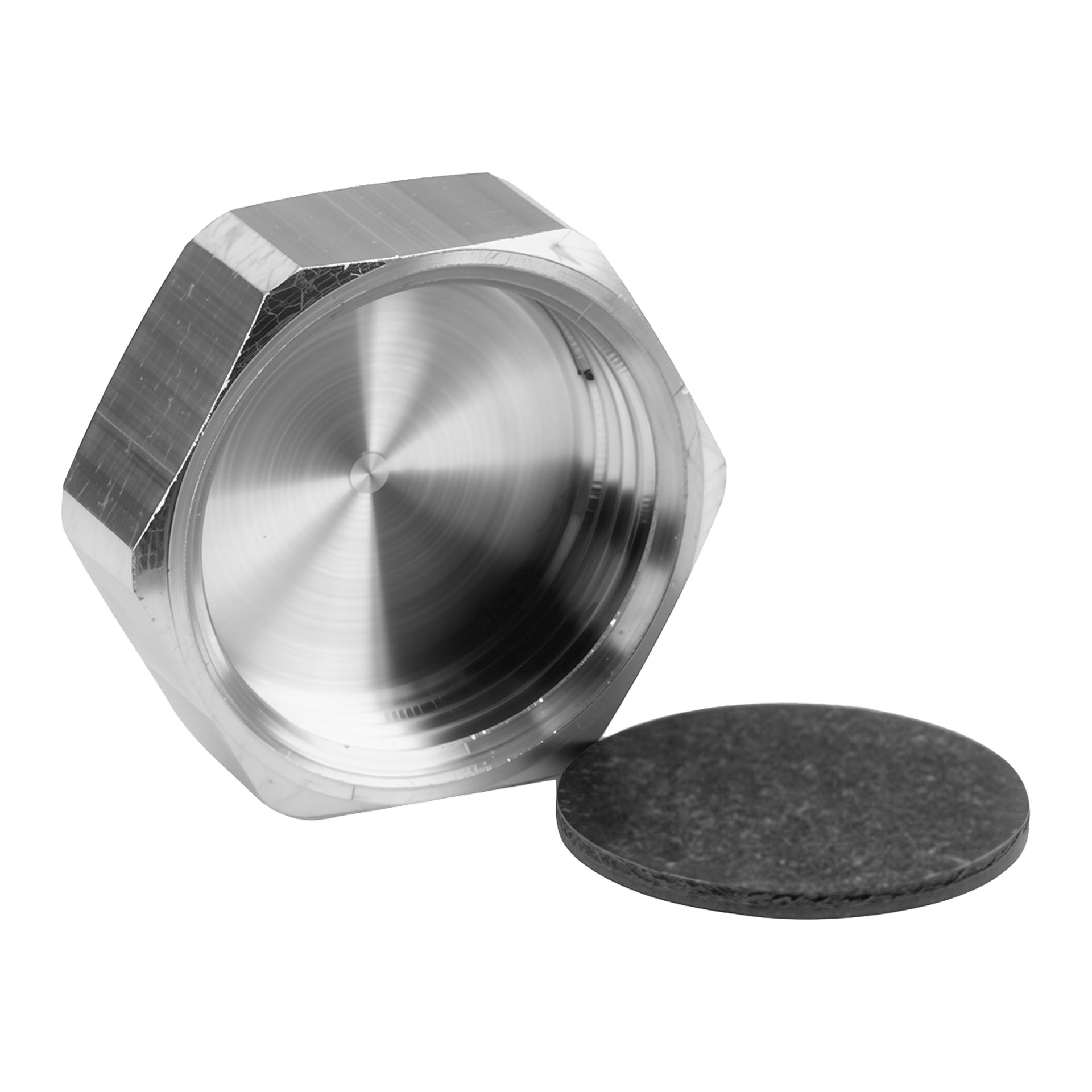 En närbild av en metallhexlock med en cirkulär, spårad insida bredvid en rund, platt svart packning eller tätning.