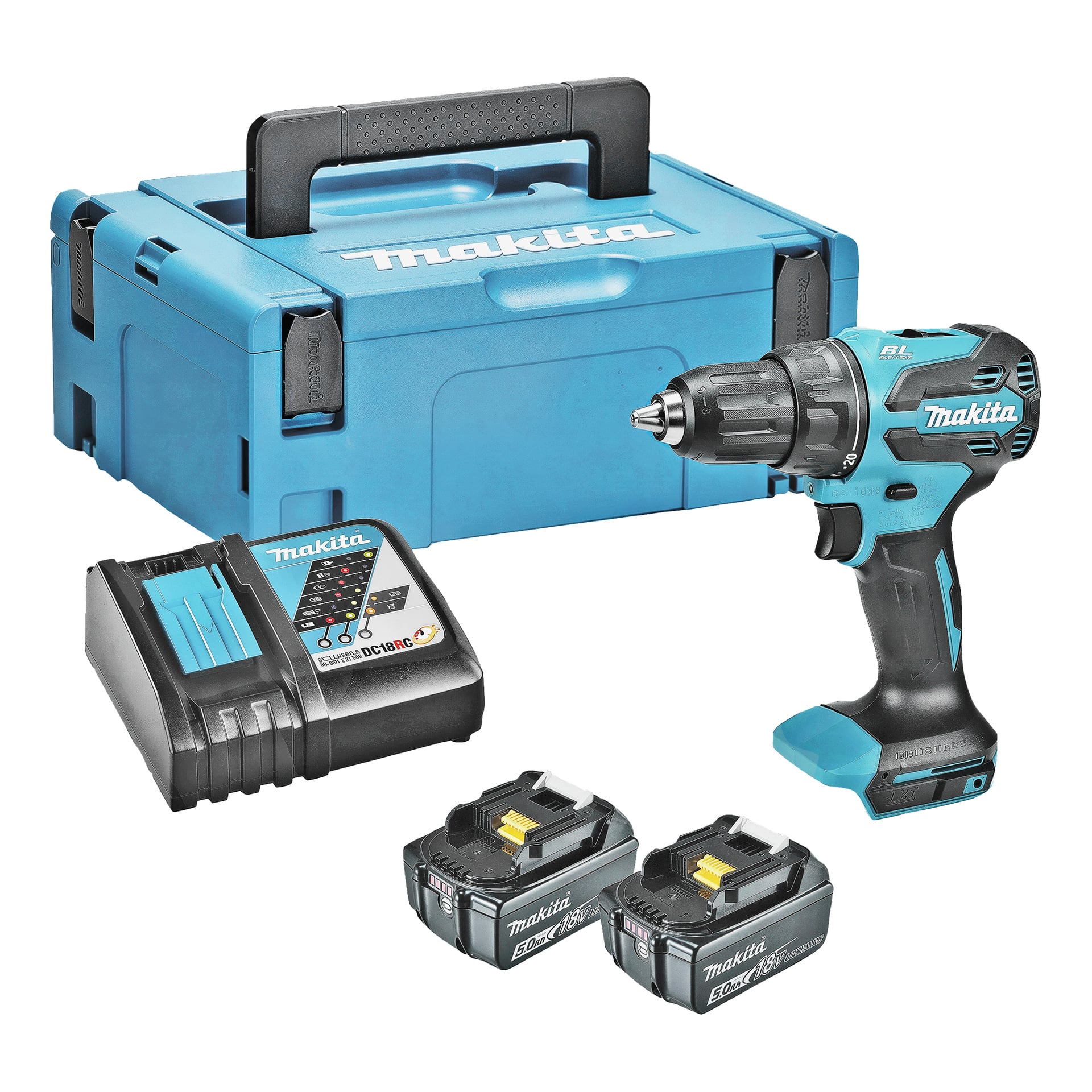 Makita DHP490RTJ blå slagverksskruvmejsel visas upprätt tillsammans med två batterier, en laddningsenhet och en blå bärväska märkt med Makitas logotyp. Alla tillbehör är placerade bredvid verktyget.