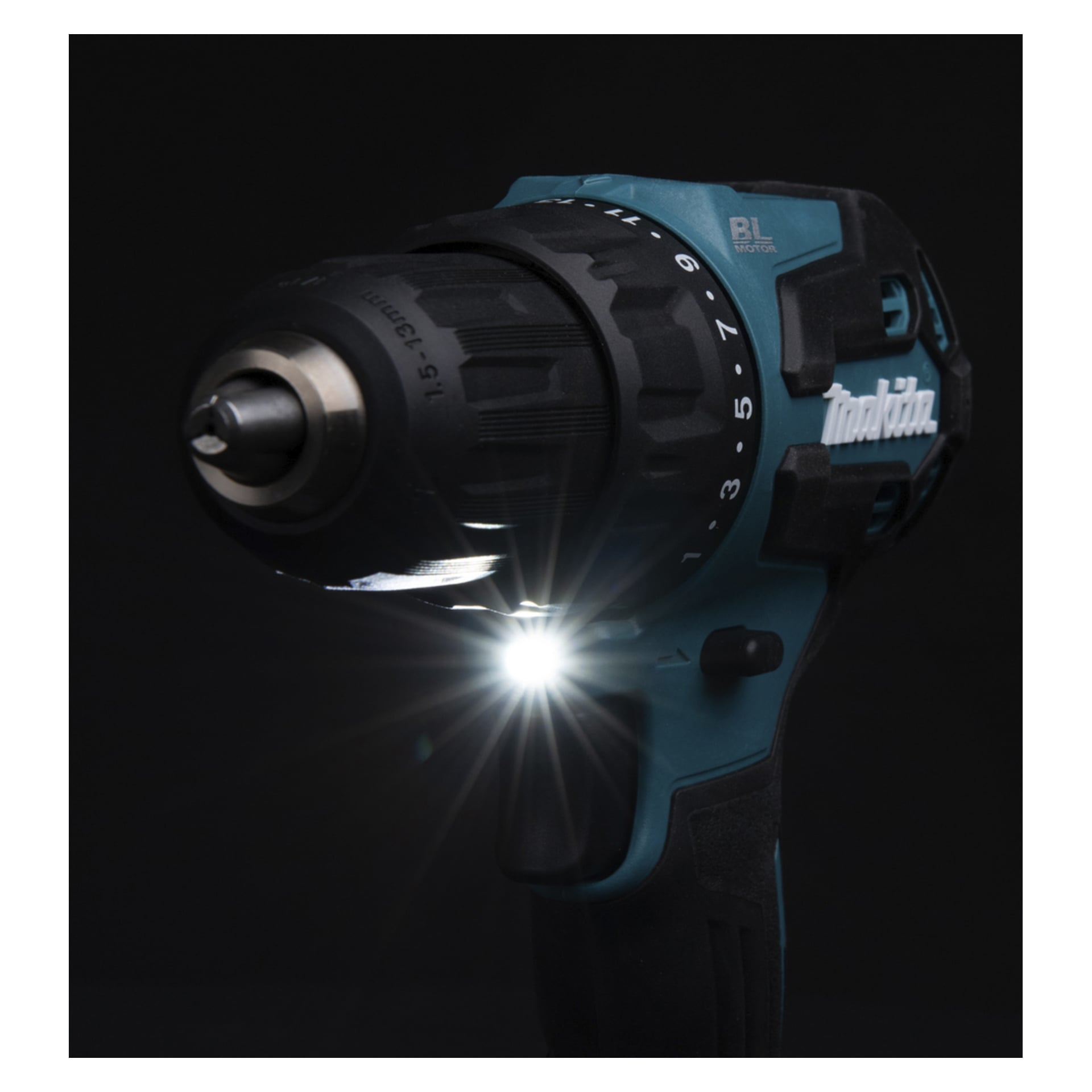 Närbild på en Makita sladdlös borrmaskin med LED-lampan tänd, vinklad åt vänster för att visa chucken, justeringsringen och handtaget.