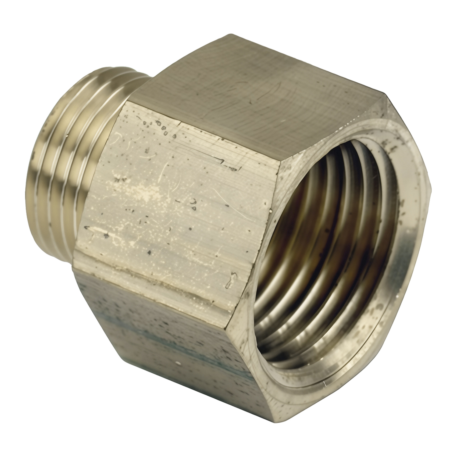 Närbild av en hexagonalig metallröradapter, med interna gängor på ena sidan och externa gängor på den andra.