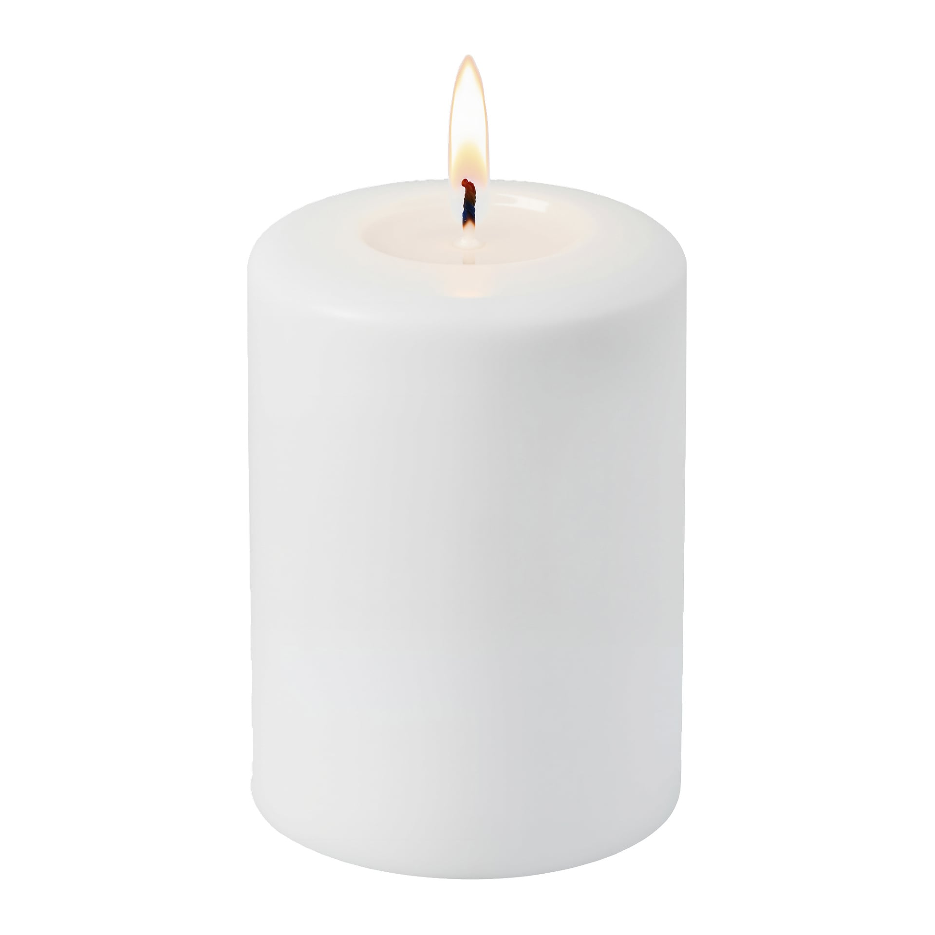 Ett enkelt vitt cylindriskt pelarljus med en enda brinnande veke och en liten låga högst upp. Ljuset har inga dekorationer.