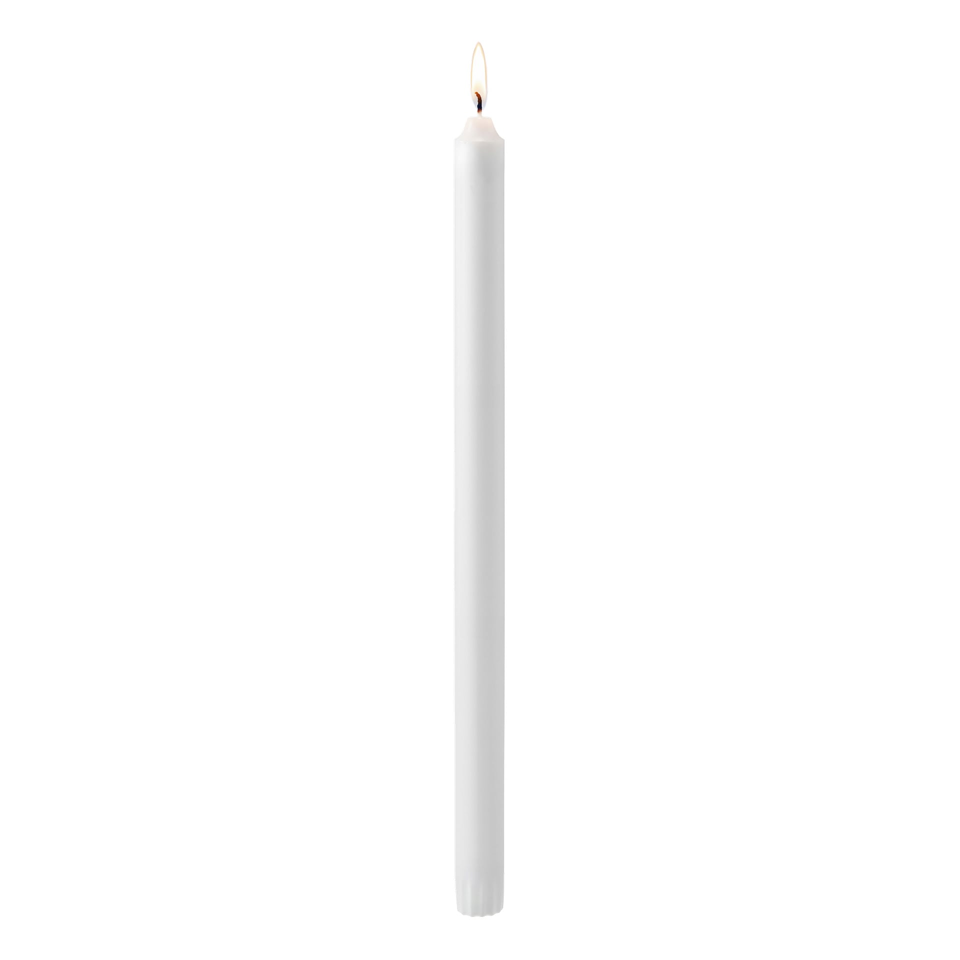 Ett högt vitt ljus med en liten låga brinner starkt i dess spets.