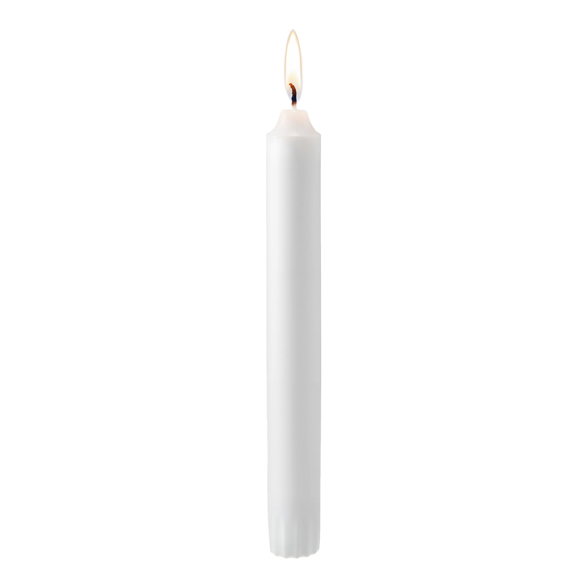 Eine einzelne weiße Kerze steht aufrecht mit einer kleinen Flamme oben, die sanft leuchtet.