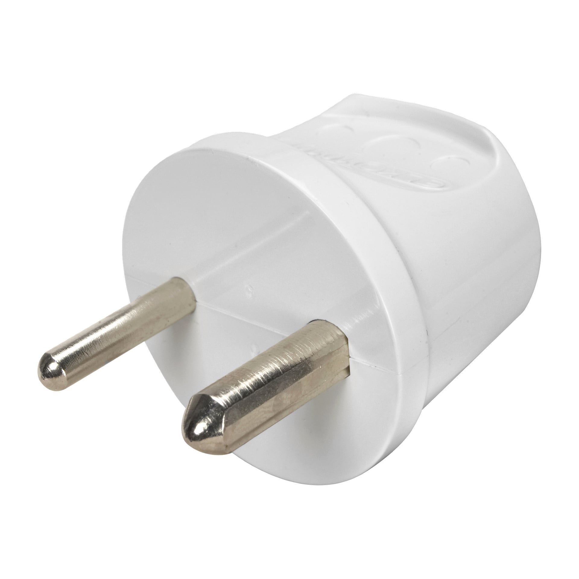 Nærbilde av en hvit to-pinners elektrisk pluggadapter for europeiske stikkontakter, med metallpigger og et avrundet plastdeksel.