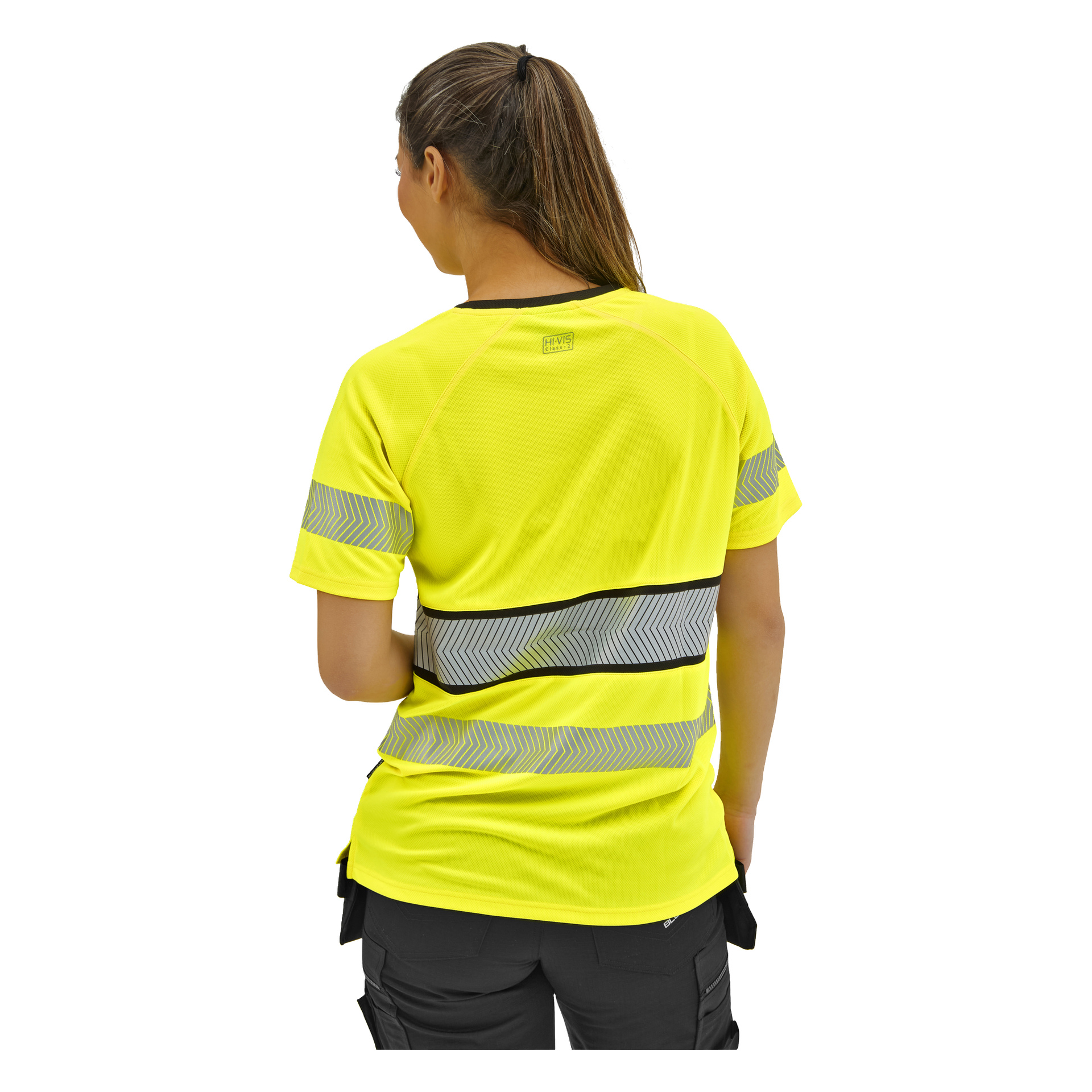 Sett bakfra har en person med hestehale på seg en gul kortermet hi-vis skjorte med reflekterende striper og mørke bukser.