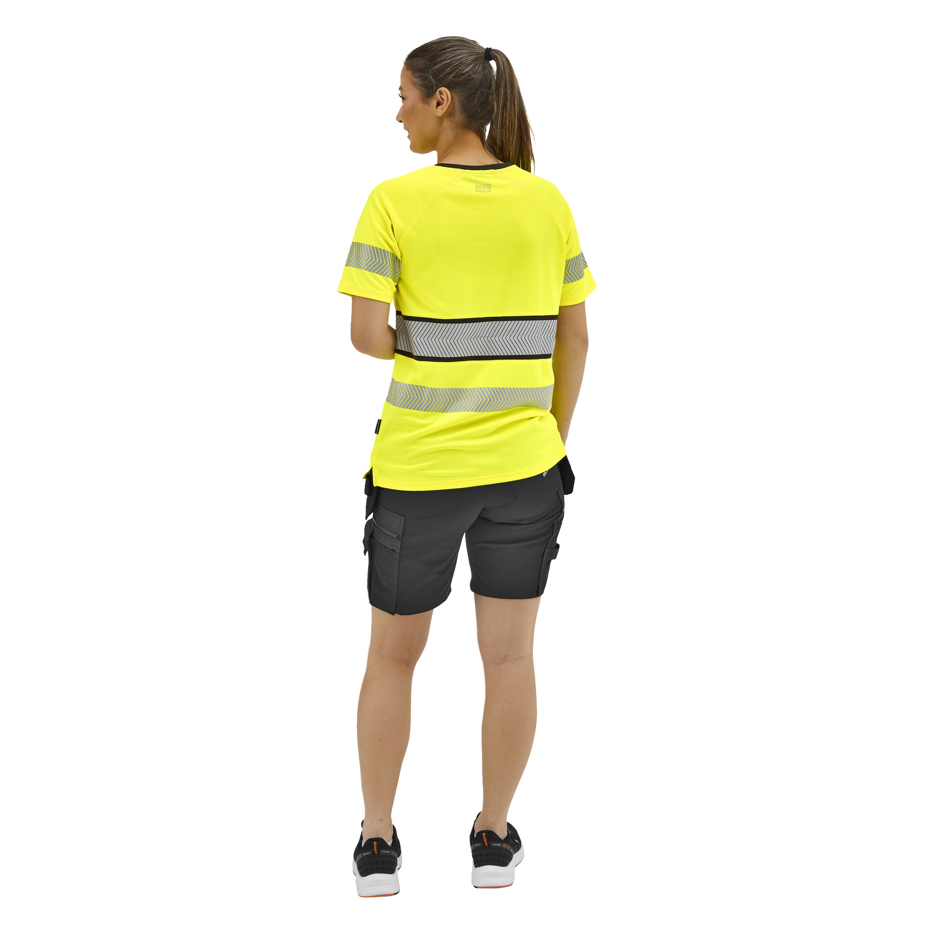 En person med hestehale står med ryggen til, kledd i en gul høyskjermskjorte med reflekterende striper og svarte cargoshorts.