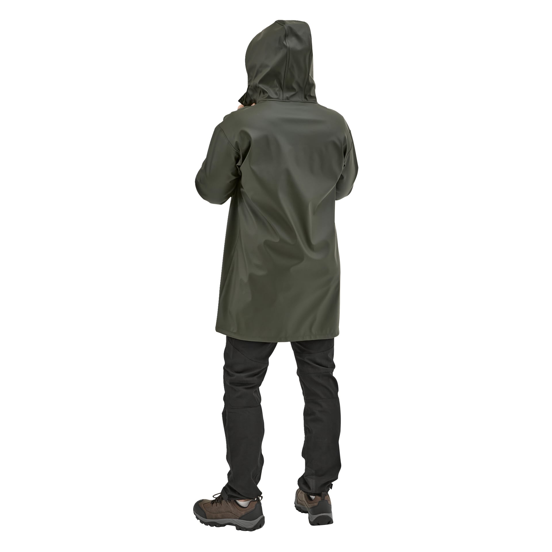 Eine Person blickt von der Kamera weg, trägt einen dunkelgrünen Kapuzenmantel, schwarze Hosen und braune Wanderschuhe.