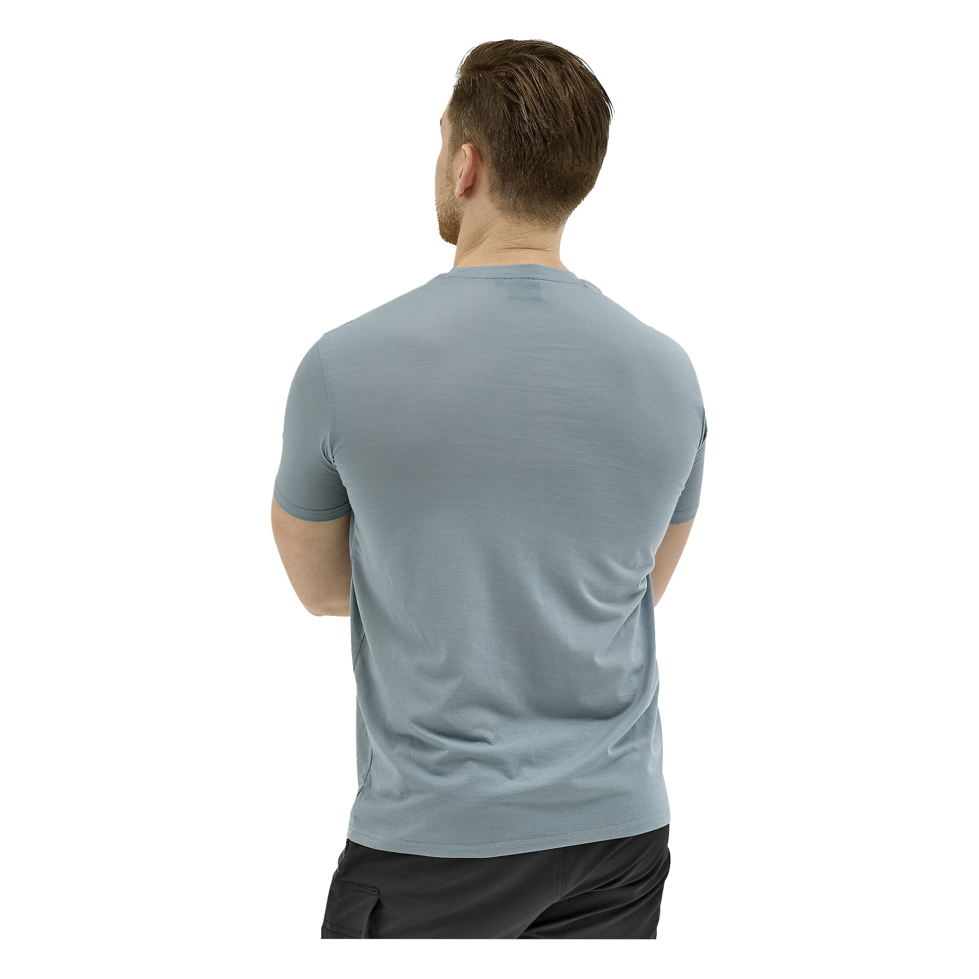 Eine Person mit kurzen braunen Haaren ist von hinten zu sehen, die ein hellblaues Kurzarmshirt und schwarze Shorts trägt.