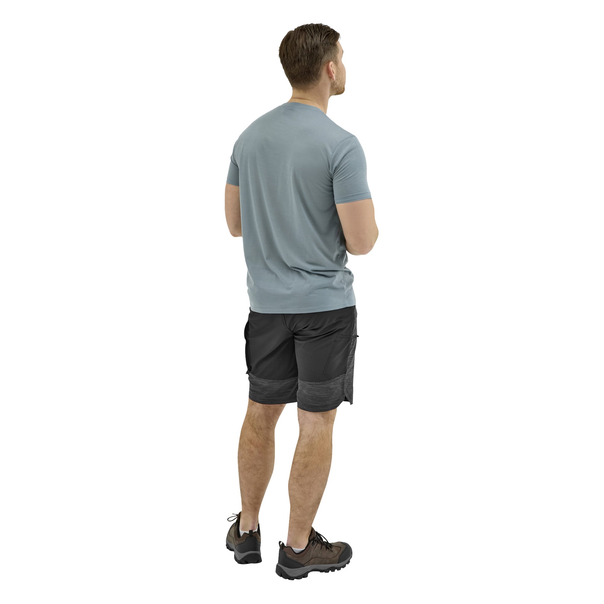 Ein Mann steht mit dem Rückwand, trägt ein hellblaues T-Shirt, schwarze Shorts und dunkle Sportschuhe.
