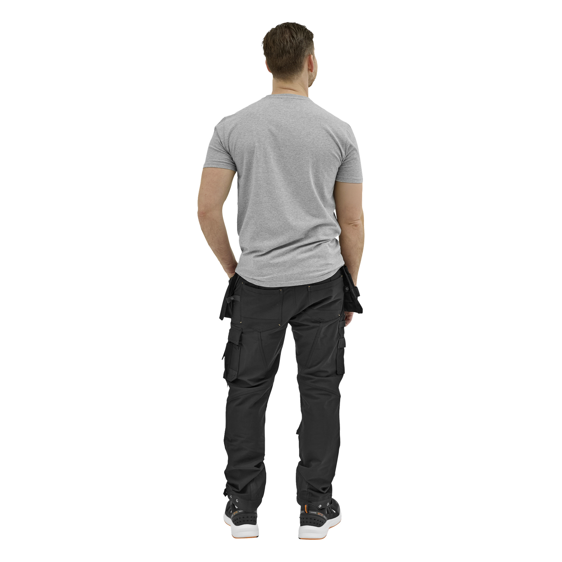 En man vänder sig bort, klädd i en grå t-shirt, svarta cargobyxor med fickor och svartvita sneakers. Armarna vilar vid sidorna.