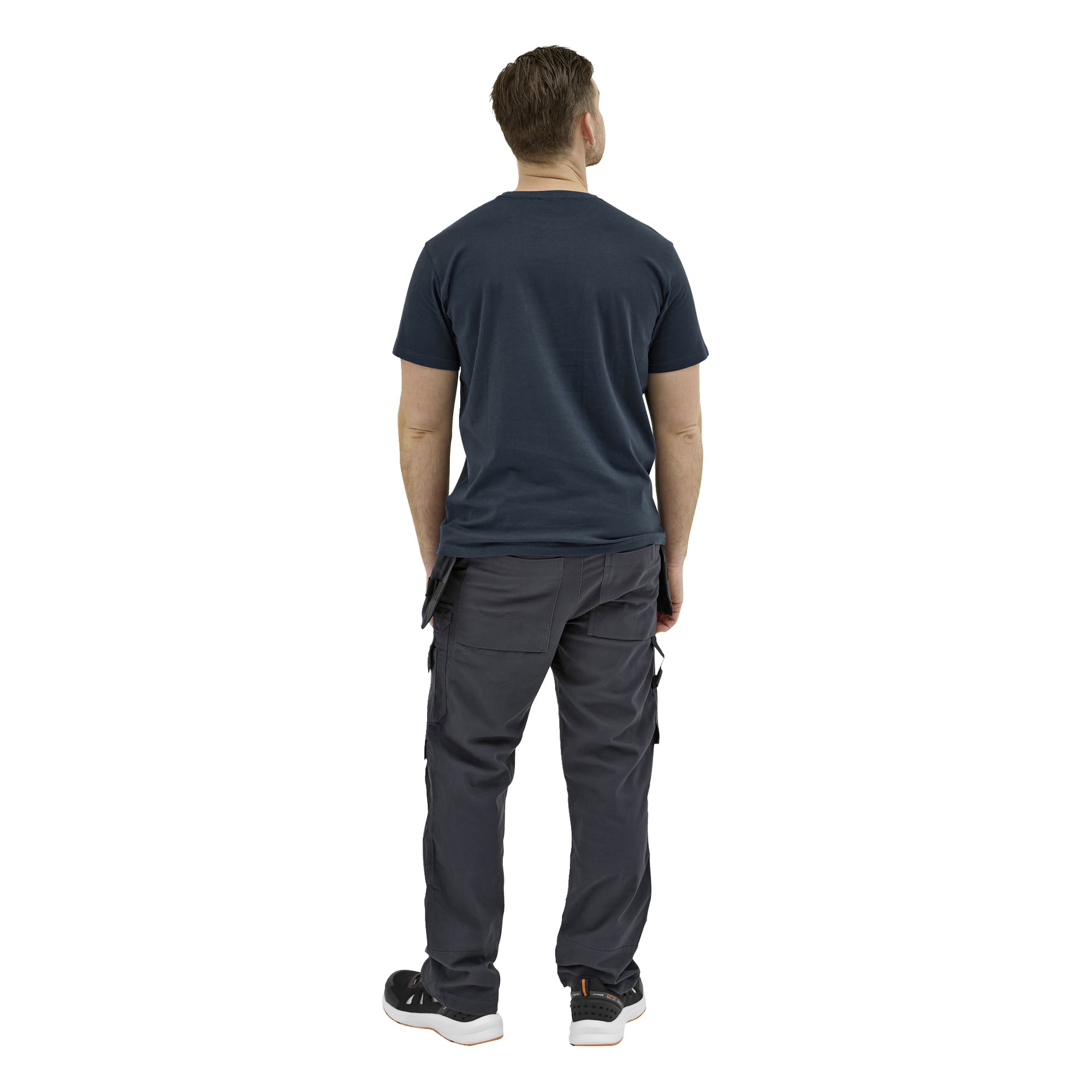 En mann vender ryggen til kameraet, kledd i en mørk kortermet skjorte, cargobukser og svarte joggesko med hvite såler.