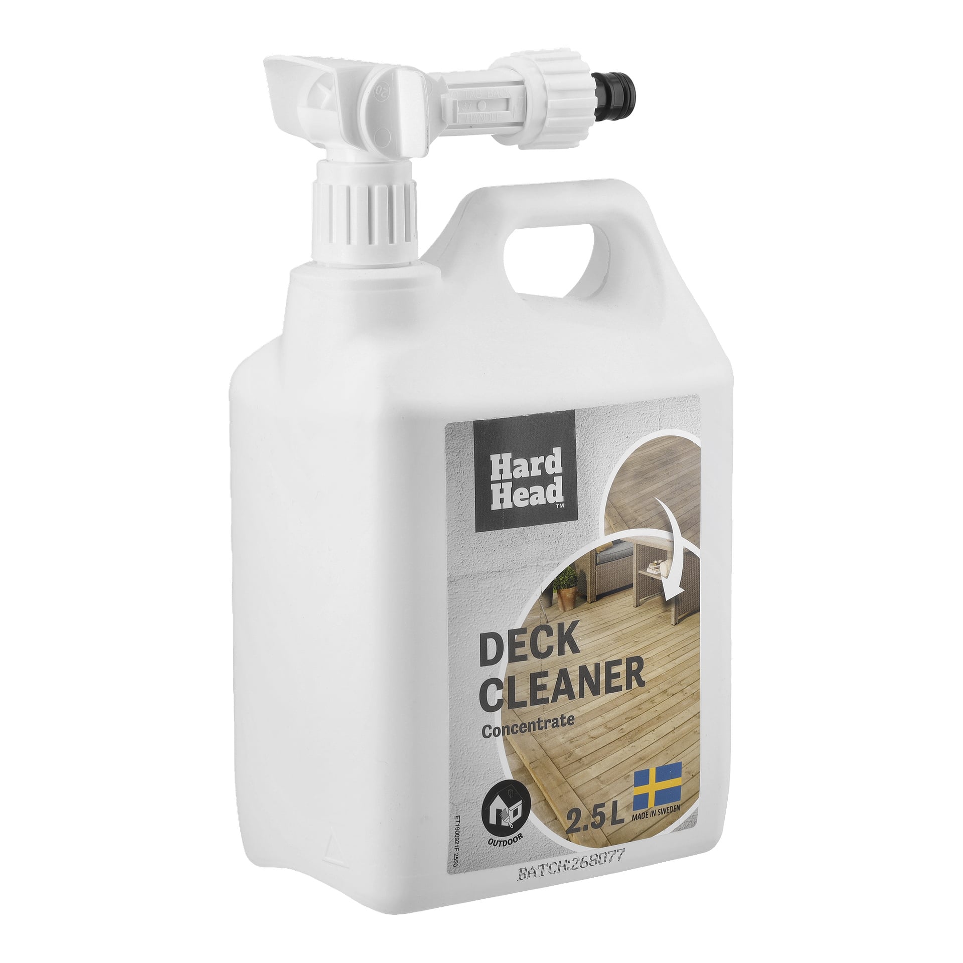 2,5-litrainen valkoinen Hard Head Deck Cleaner Concentrate -pullo, jossa on suihkusuutin, ulkokäyttöön merkitty ja jossa näkyy puhdas puinen terassi.