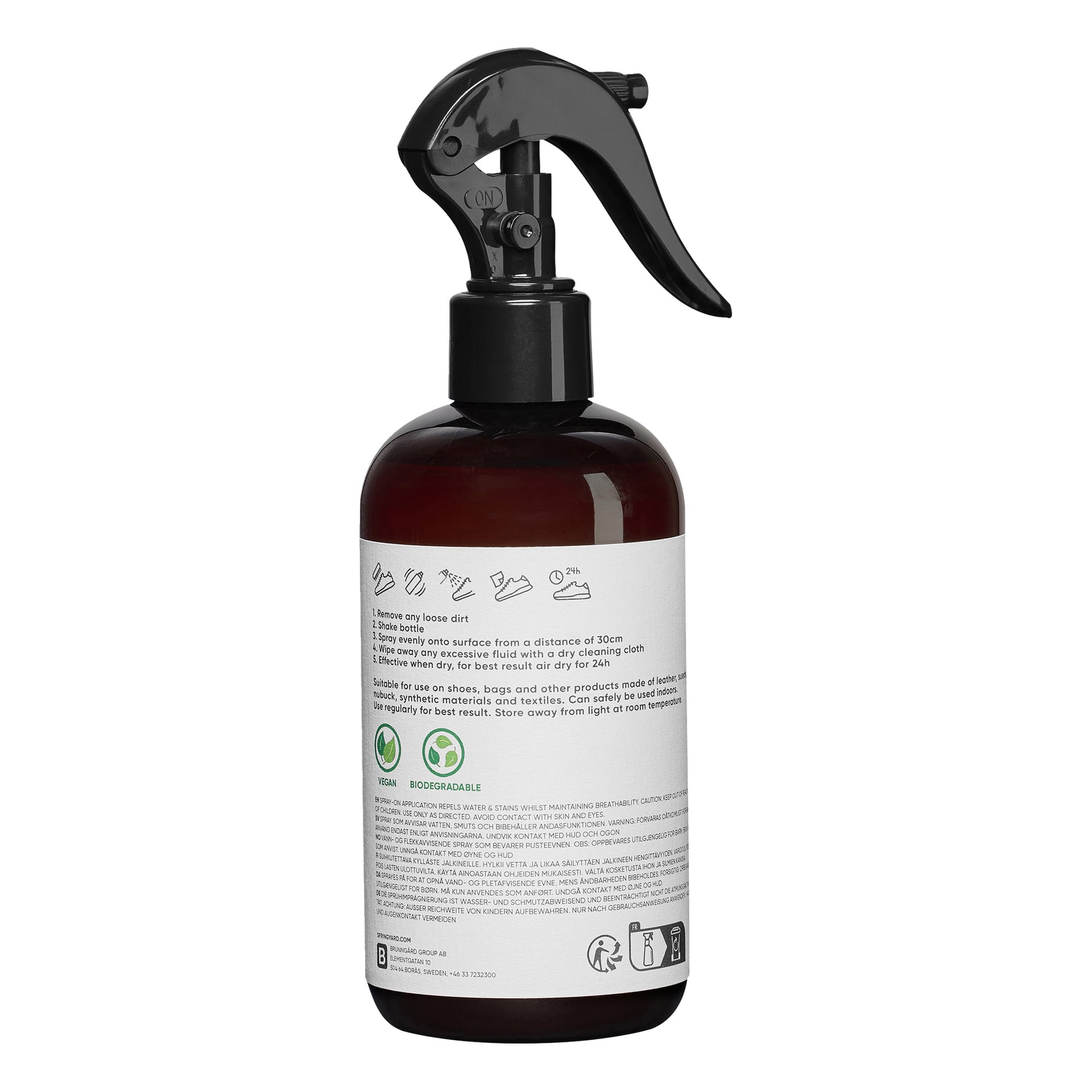 En brun sprayflaska med svart avtryckarmunstycke och en vit etikett med bruksanvisningar, produktdetaljer och veganska ikoner.
