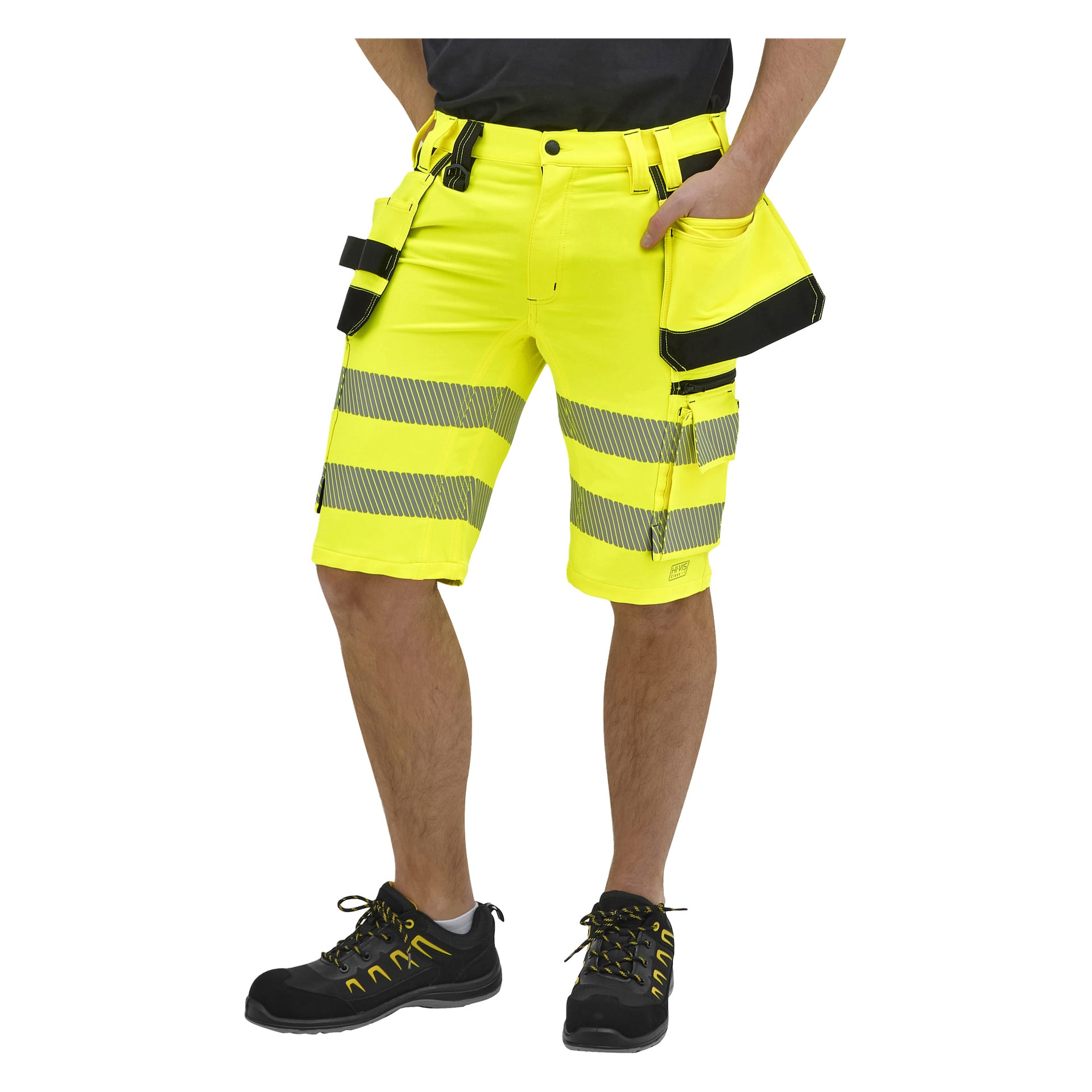 Klargula högsynliga arbetsshorts med grå reflekterande ränder, flera fickor och svarta arbetsskor på nedre halvan av en person.