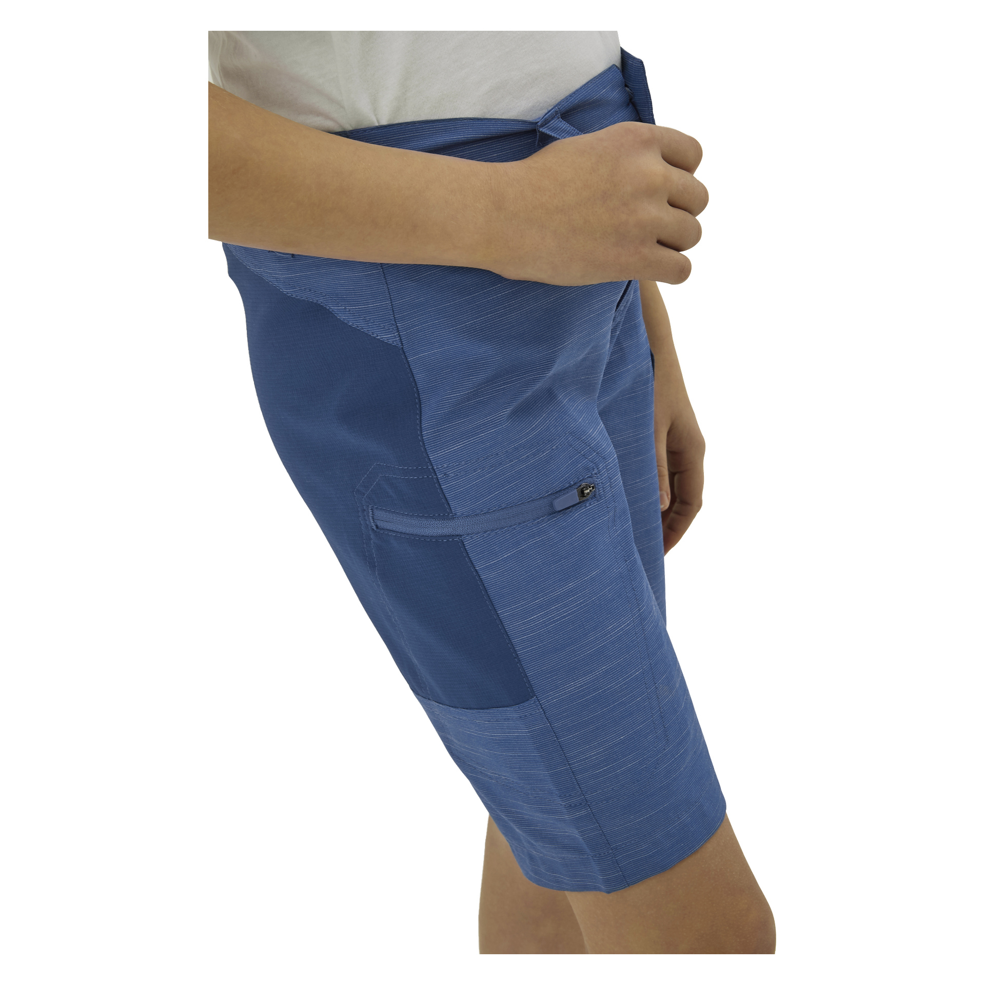 En person i blå knälånga shorts med sidoficka och en vit skjorta, synlig från midjan till knäna, handen nära midjebandet.