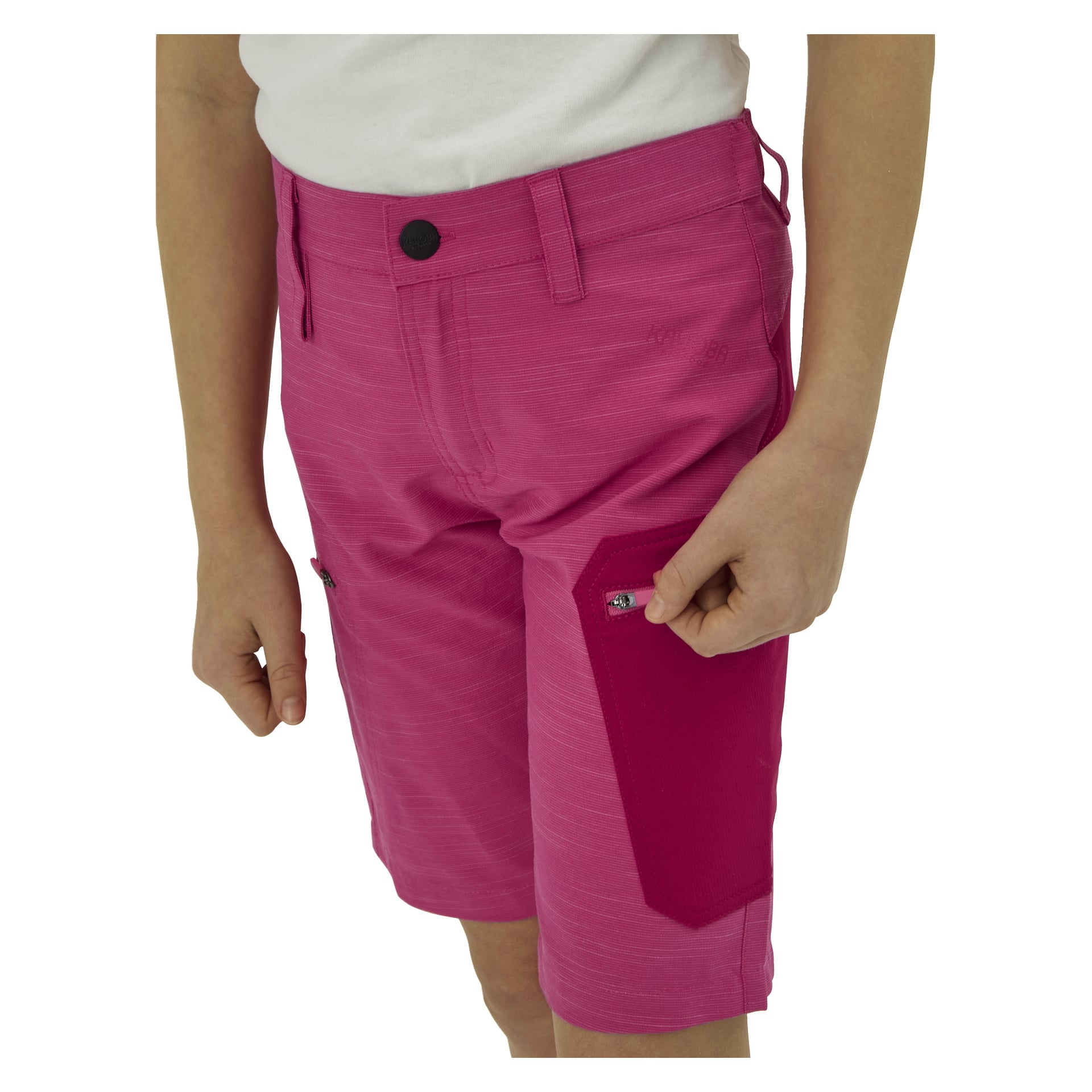 En person i hvit skjorte og livlige rosa shorts står med én hånd på sidelommen på shortsen, overkropp og lår synlige.