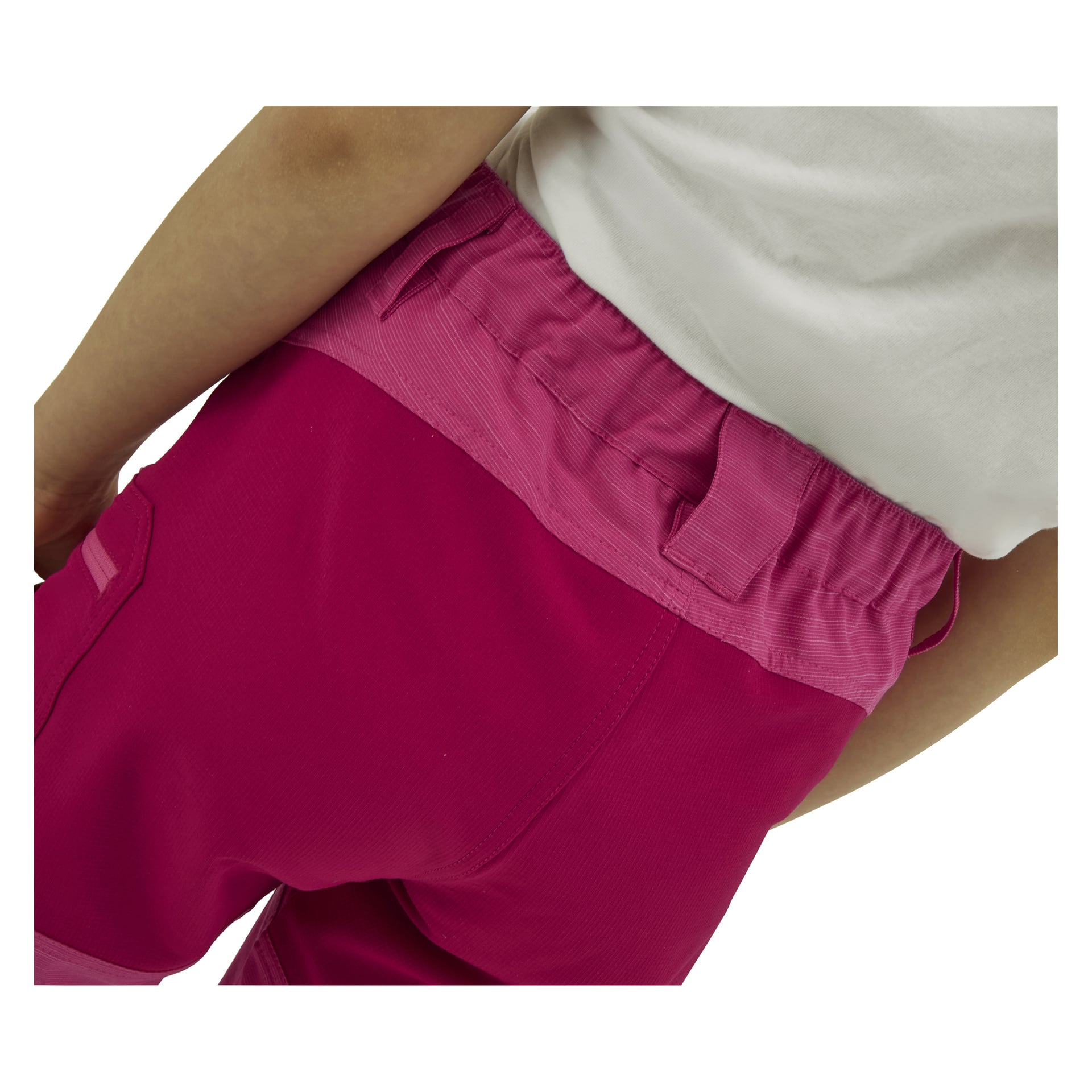 Et nærbilde viser noen i magenta og rosa bukser med strikk og hvit skjorte, med en del av armen synlig.