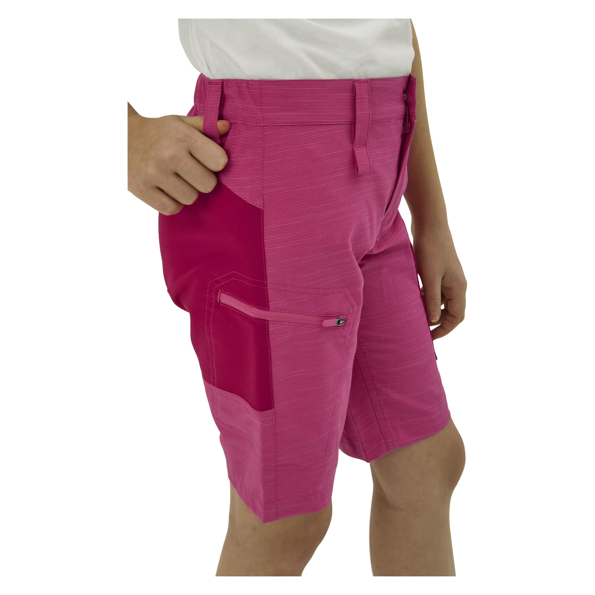 Klarrosa shorts med dragkedja på höger lår och en vit skjorta; Vänster hand i fickan, som bara visar nedre delen av överkroppen och låren.