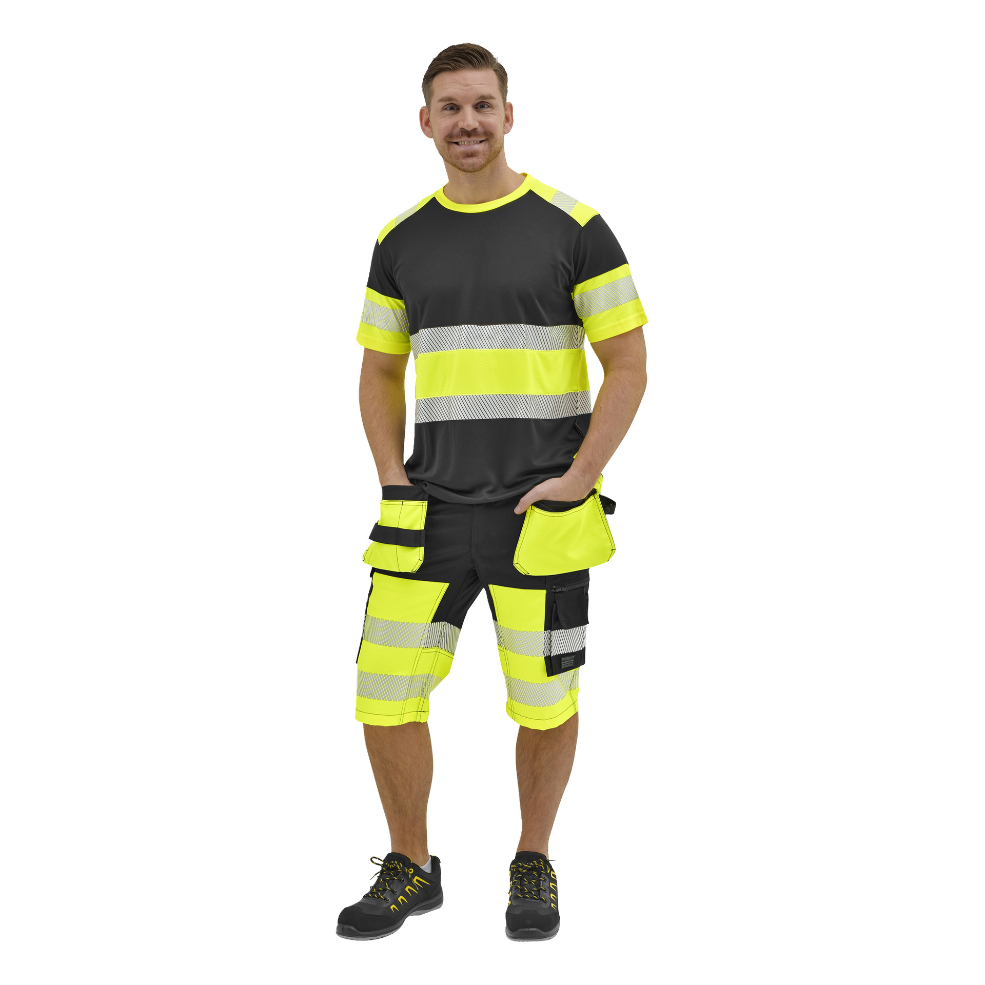 En man i en svart och neongul hi-vis kortärmad skjorta och shorts med reflekterande ränder, kort brunt hår, skägg, svarta skor.