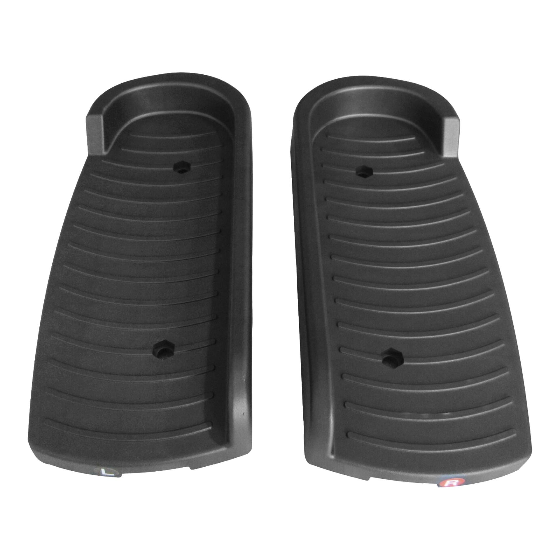 Ett par svarta plastpedaler med L- och R-etiketter, spårade ytor, ett mitthål och en upphöjd kant vardera.