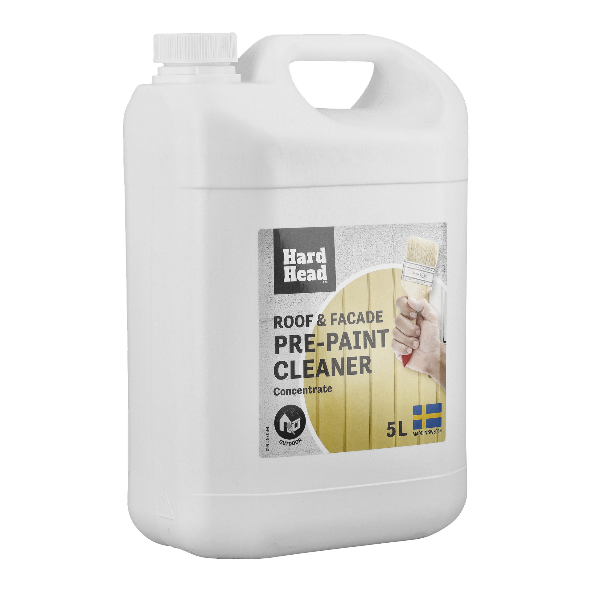 Valkoinen 5L Hard Head Roof & Facade Pre-Paint Cleaner -pullo, jossa on etiketti, jossa on käsi, joka pitää sivellintä ja Ruotsin lippu.