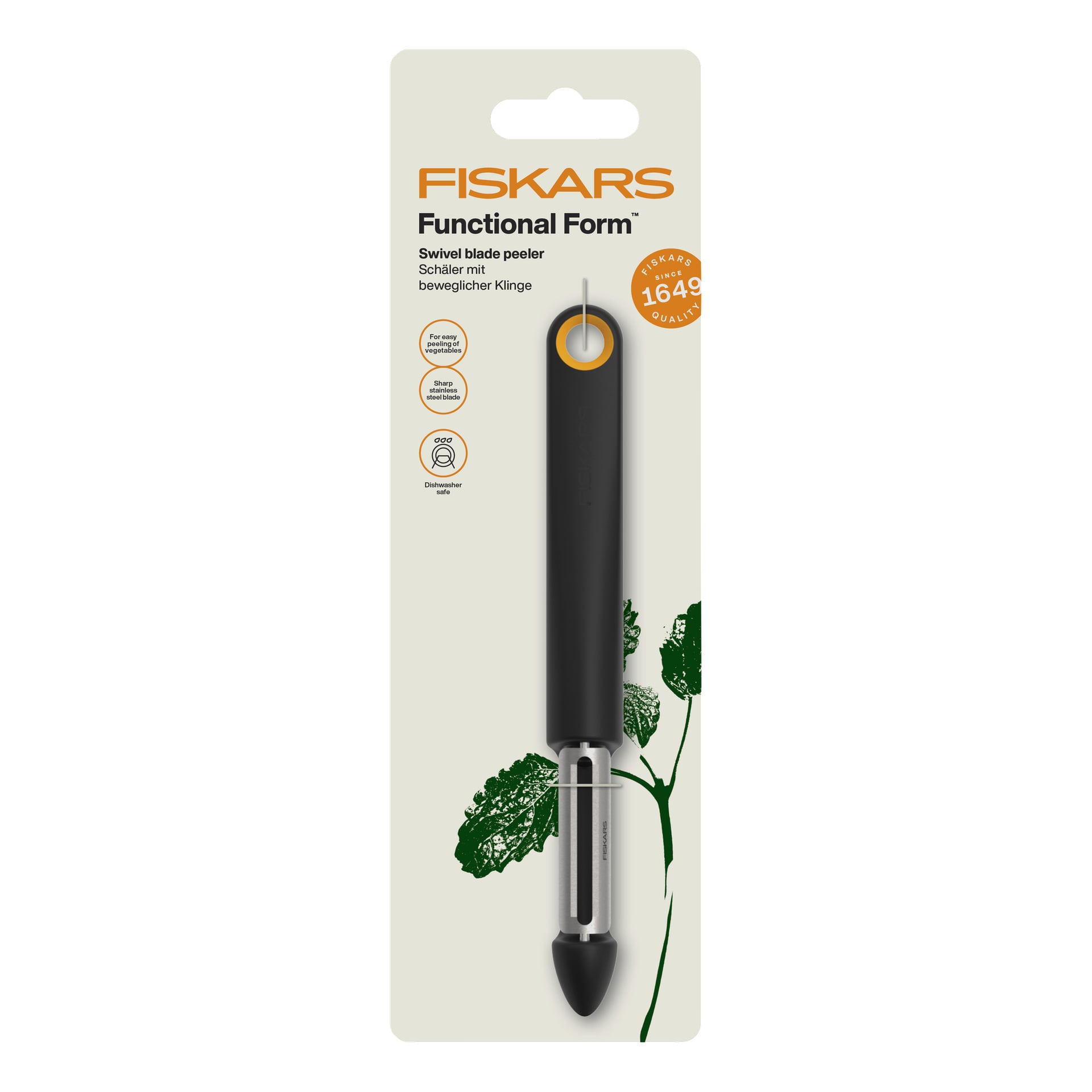 Fiskars Functional Form svänglig skalare i förpackning med svart handtag, upprätt på beige bakgrund med gröna blad; Anteckningar: ergonomiskt, diskmaskinsvänligt.