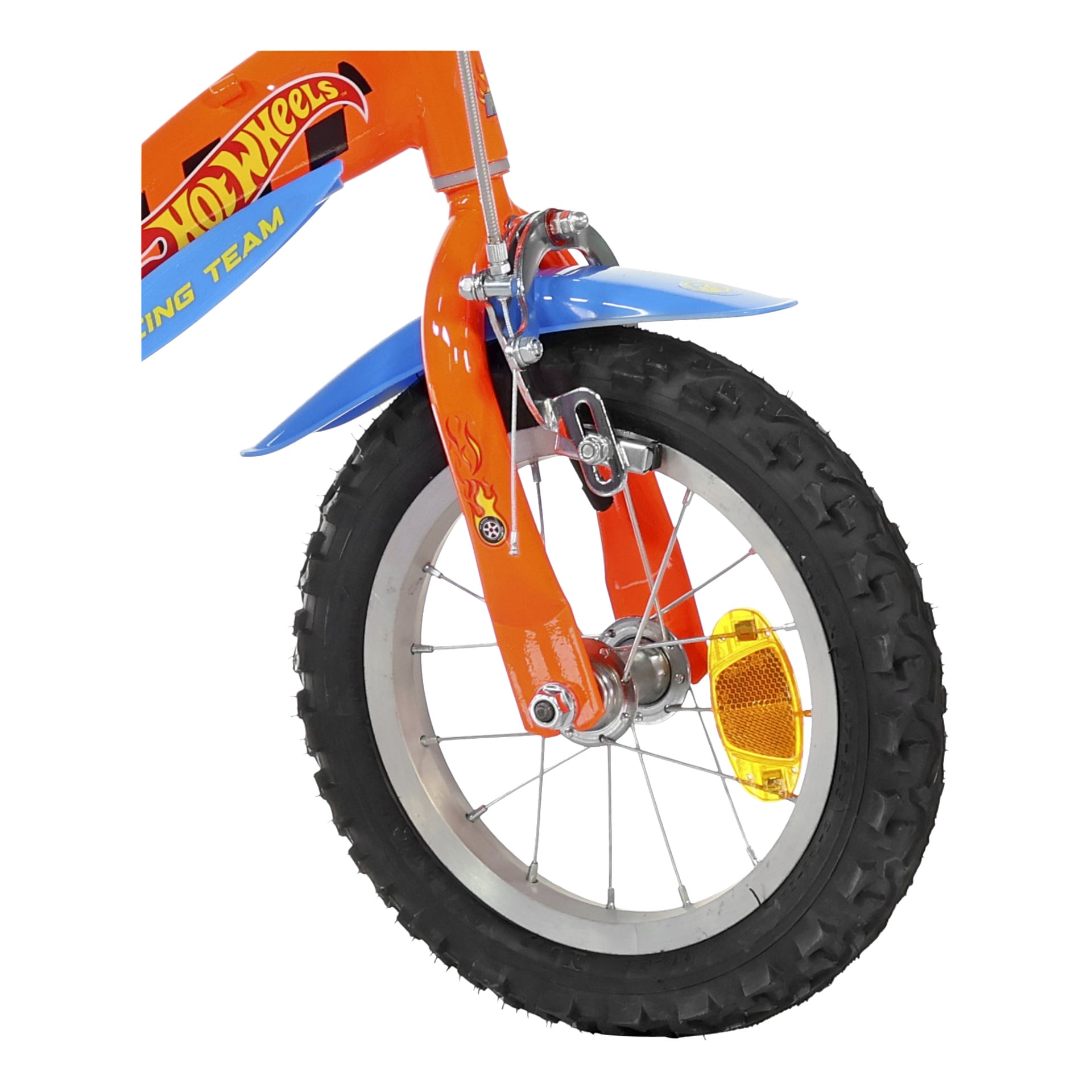 Närbild på framhjulet på en barncykel med orange gaffel, svart däck, blå skärm, gul reflektor och delvis Hot Wheels-logga.