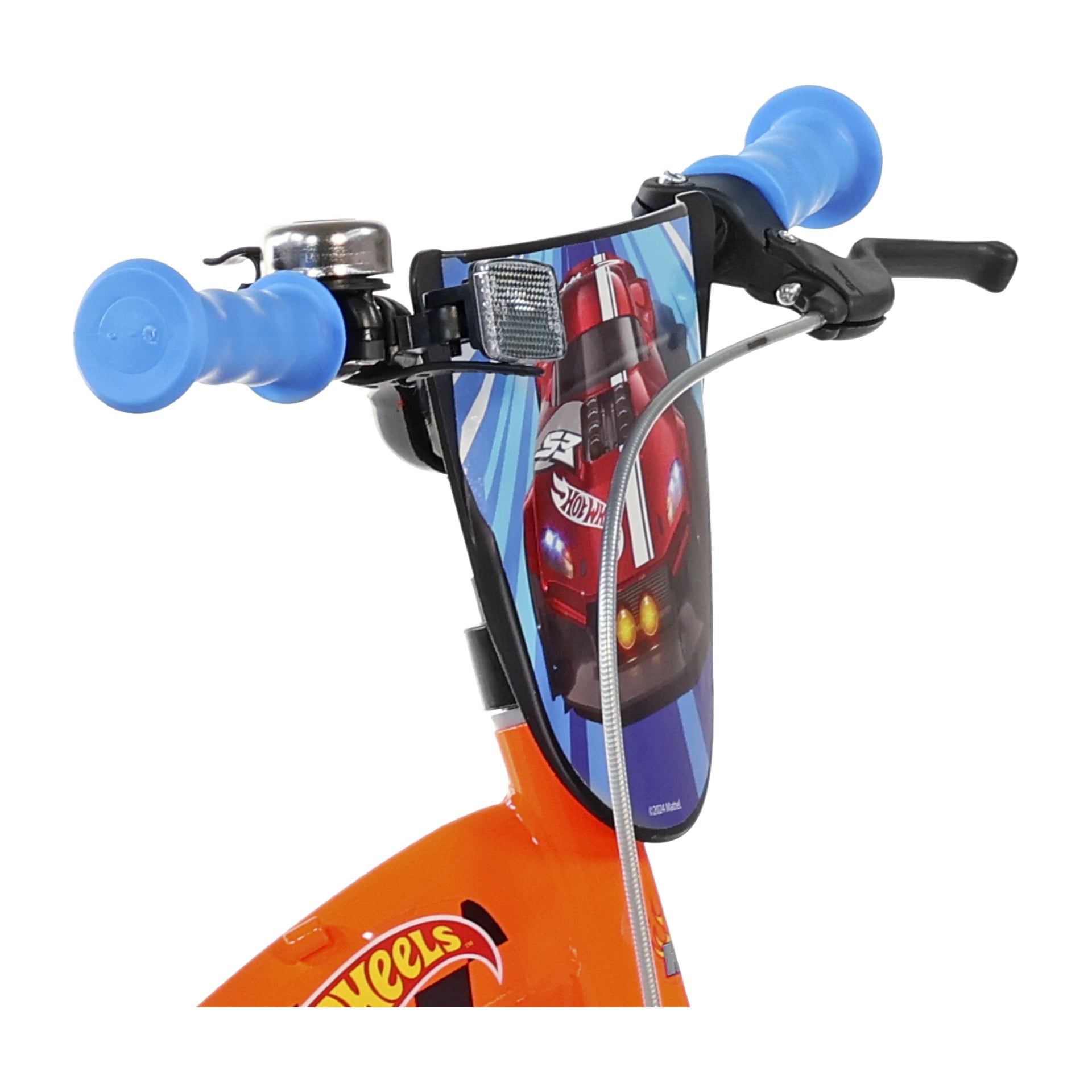 Närbild på ett barncykelstyre med blå handtag, en klocka och en Hot Wheels-skylt som visar en röd racerbil. Orange cykelram visas.