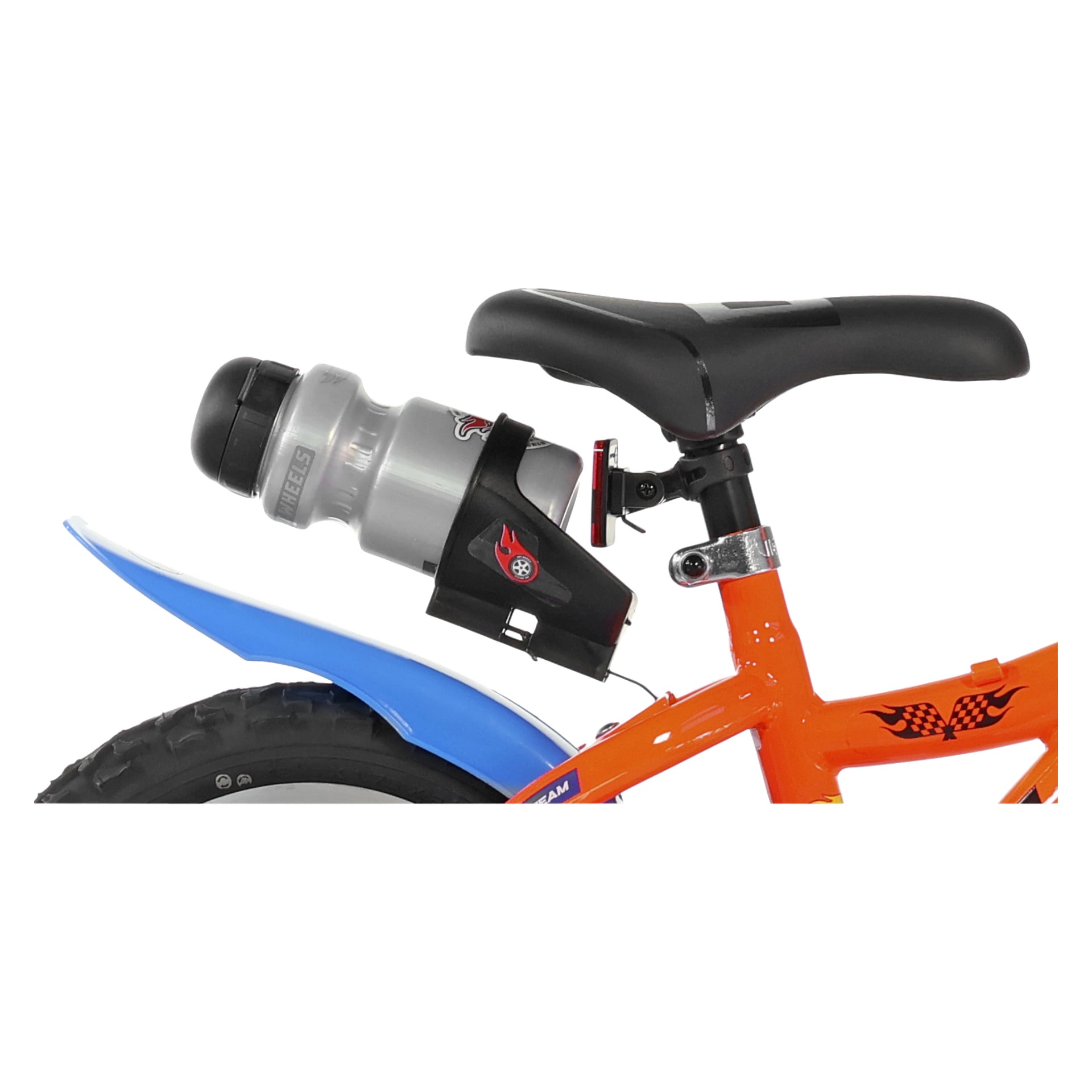Detaljerad vy av en orange cykel med flammmönster, svart sadel, grå flaska i hållare och blå skärm över bakdäcket.