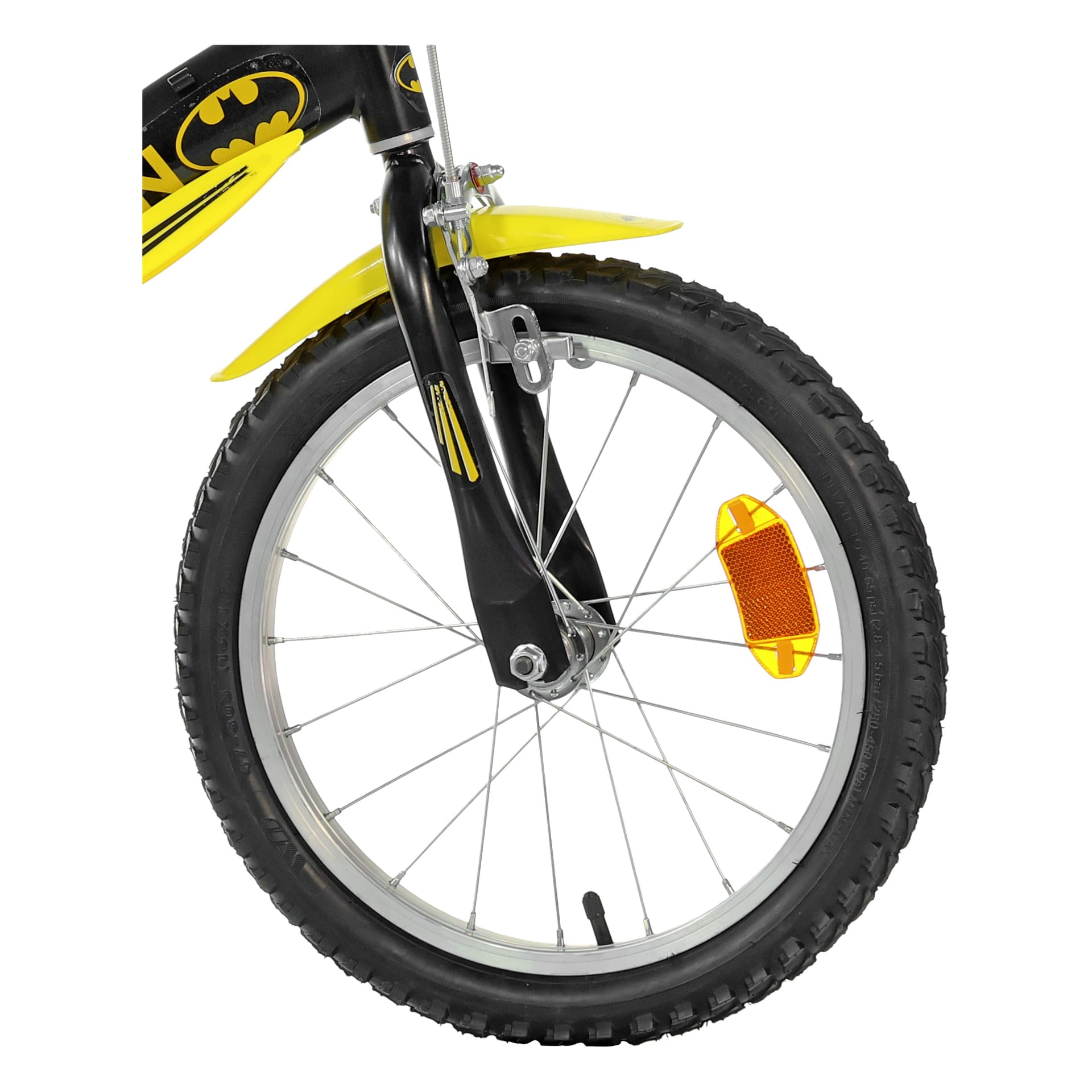 Lähikuva lasten pyörän etupyörästä, jossa on musta rengas, hopeiset pinnat, keltainen heijastin ja lokasuoja sekä Batman-logo haarukassa.