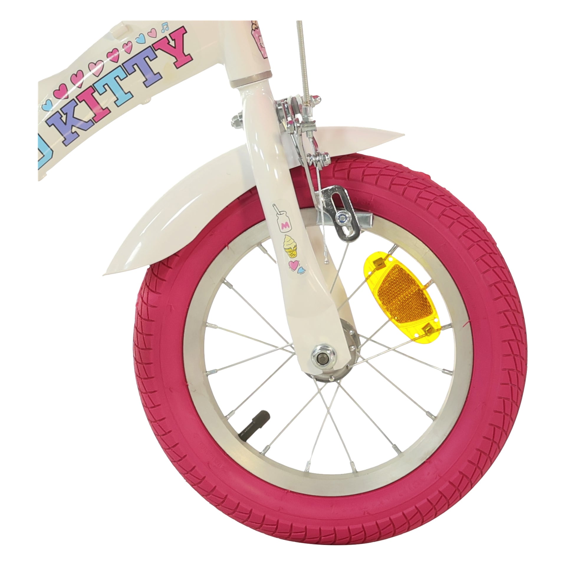 Lähikuva lasten pyörän etupyörästä, jossa on kirkkaan pinkki rengas, valkoinen lokasuoja, keltainen heijastin ja Hello Kitty sydänkuvioineen.