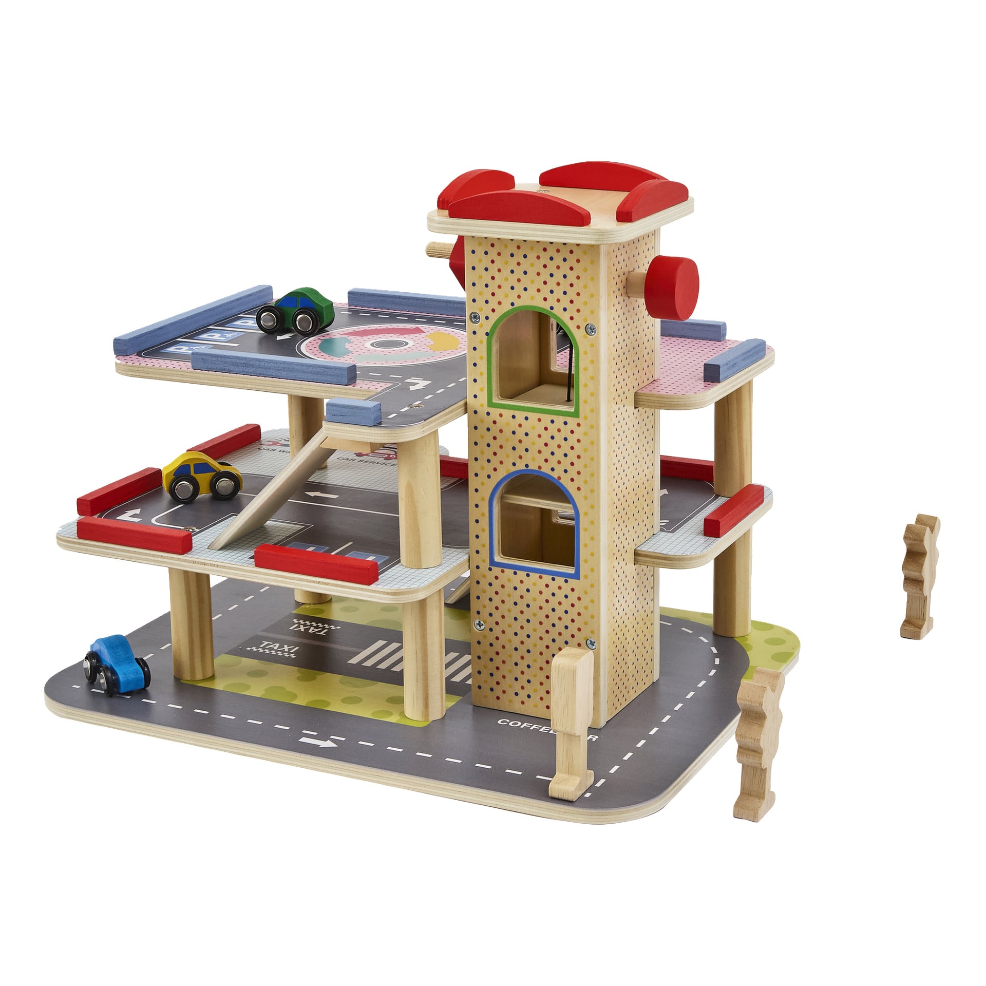 Ein hölzernes Spielzeugparkhaus mit drei Stockwerken, einer Spiralrampe, einem Aufzugsturm, drei Autos und zwei losen Absperrungen auf einer Spielbasis.