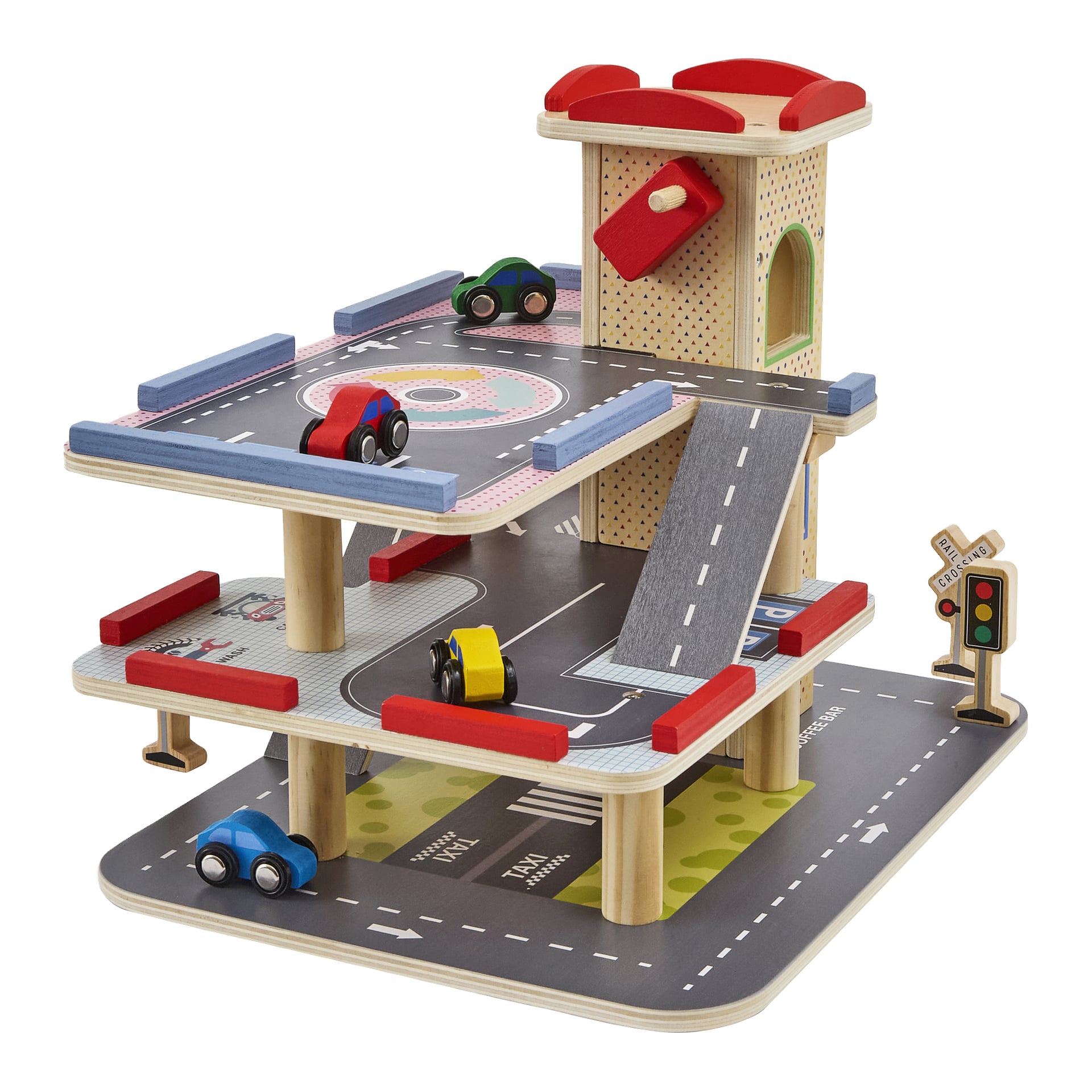 Holz-Spielzeugparkhaus mit zwei Ebenen, Rampen, Hubschrauberlandeplatz, vier Spielzeugautos, Ampel, Bahnübergangsschild auf einer Spielmatte.