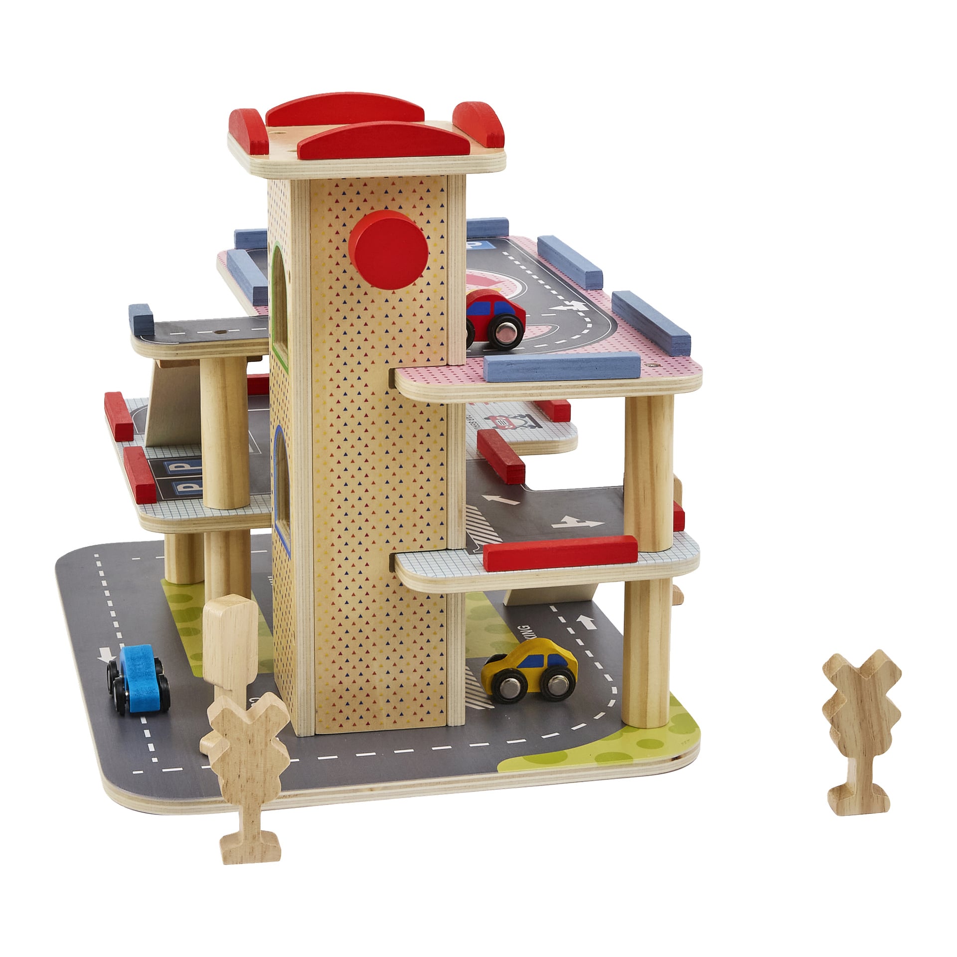 Mehrstöckige hölzerne Spielzeugparkgarage mit Rampen, Straßenmarkierungen, kleinen Spielzeugautos und zwei hölzernen Bahnübergangsschildern in der Nähe.