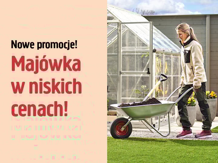 Osoba pcha taczkę wypełnioną ziemią obok szklarni w ogrodzie. Po lewej stronie wyświetlany jest tekst o wiosennych wyprzedażach i niskich cenach.
