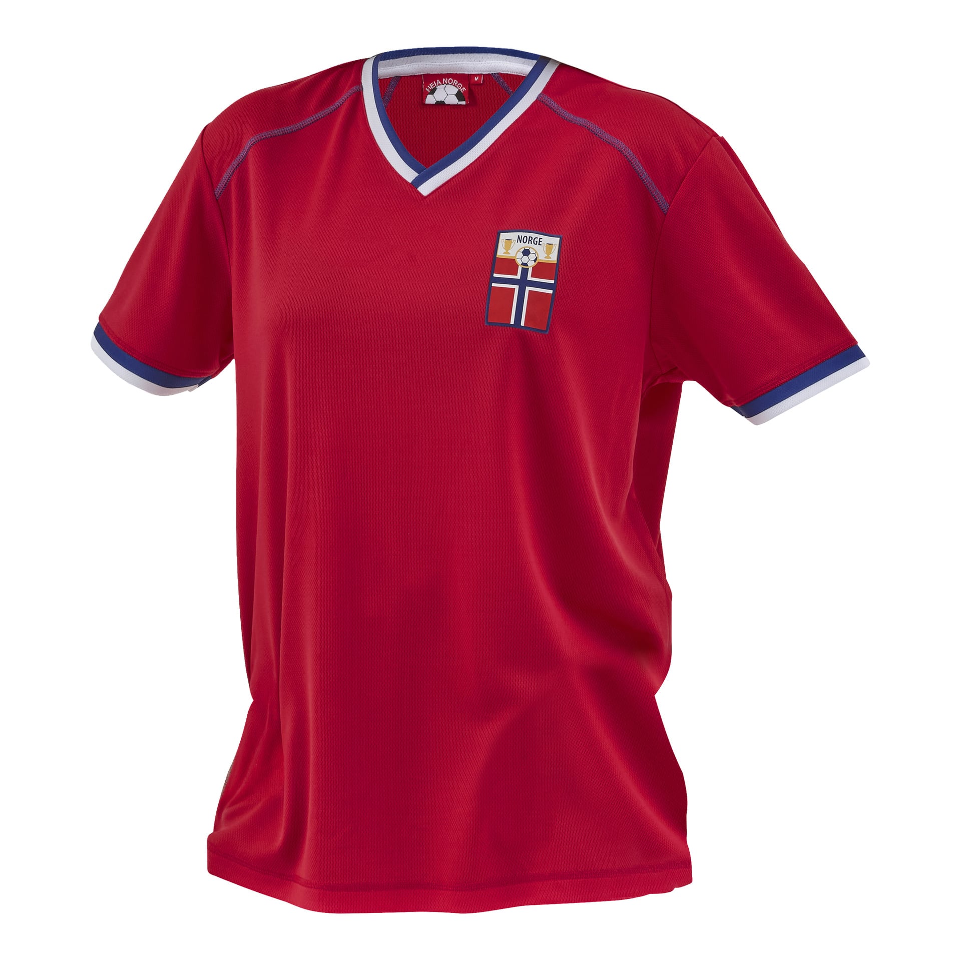 En rød fotballdrakt med korte ermer, hvit og blå kant, og et merke med det norske flagget og ordet "Norge" på brystet.