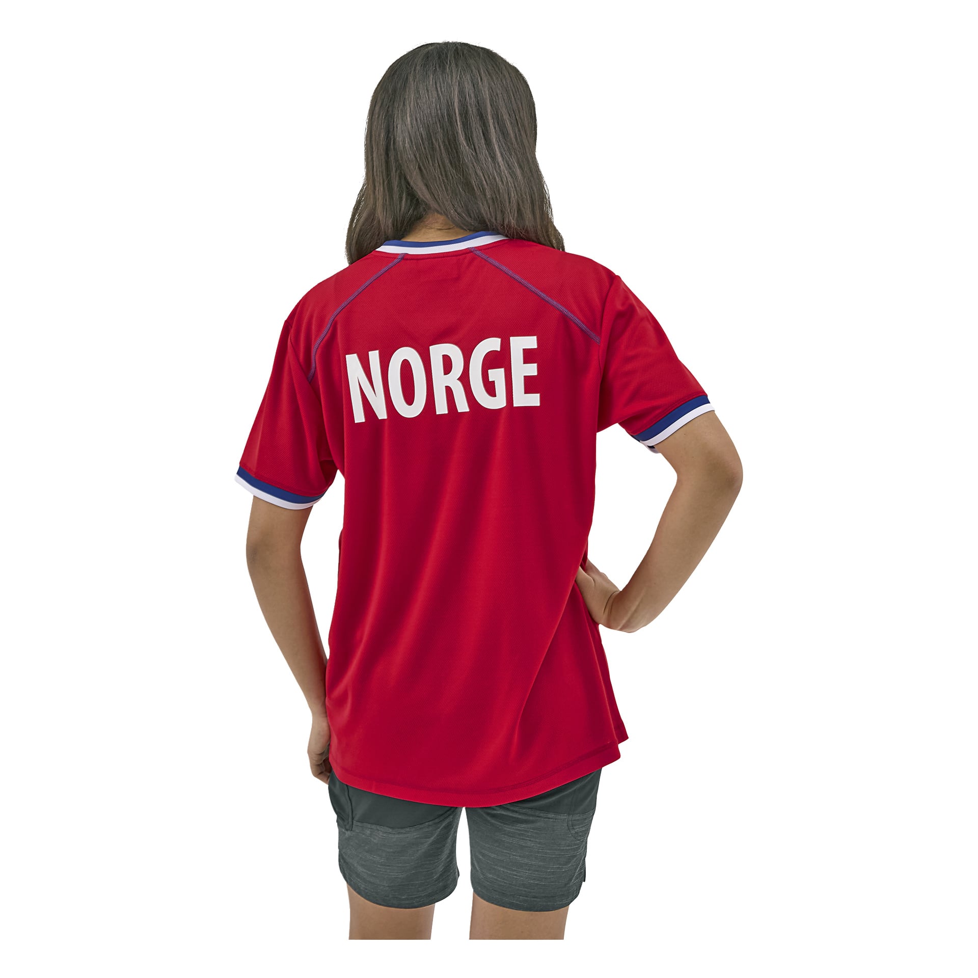 En person med langt hår vender ryggen, iført en rød sportsdrakt med "Norge" på ryggen og grå shorts.