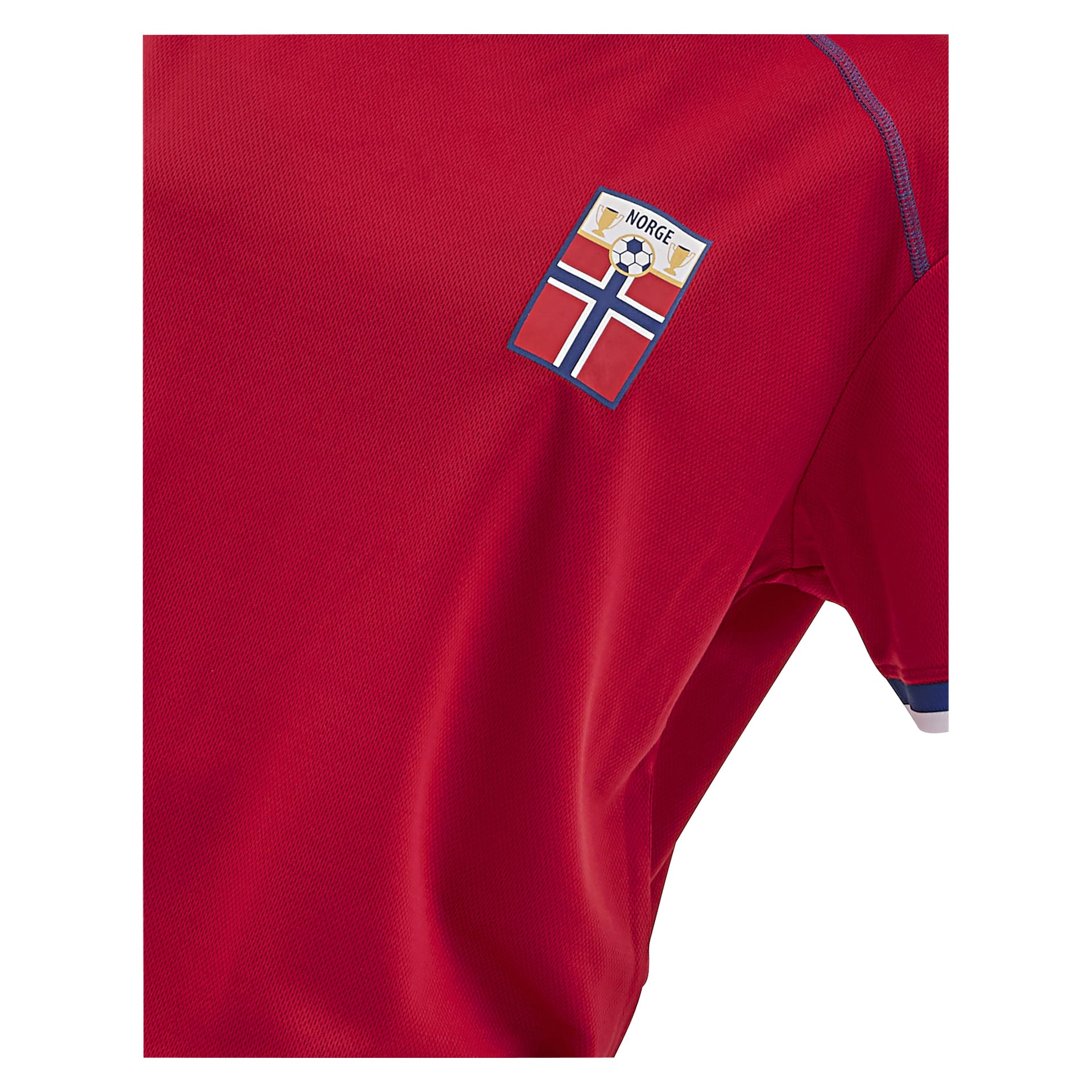 Nærbilde av en rød sportsdrakt som viser en med det norske flagget, "Norge" over en fotball, og blå sømmer på skulder og erme.
