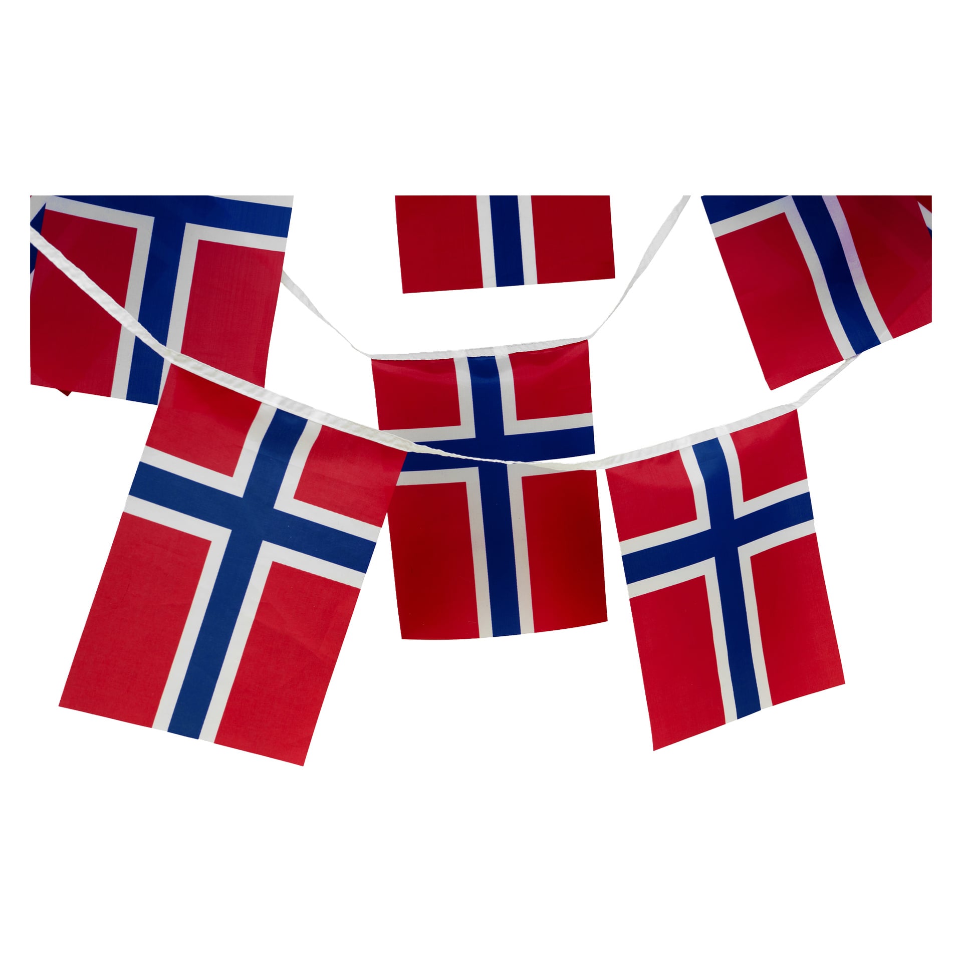 Flera röda norska flaggor med blå och vita kors hänger i snören i en festlig, dekorativ arrangemang.
