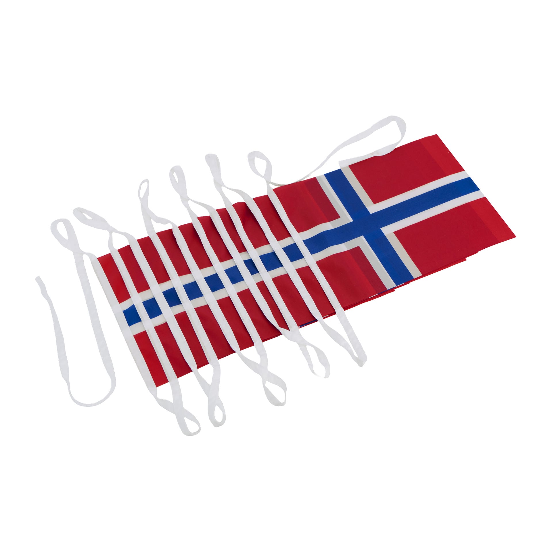 Flera små norska flaggor med blå och vita kors på rött, uppradda och prydligt staplade för dekoration.