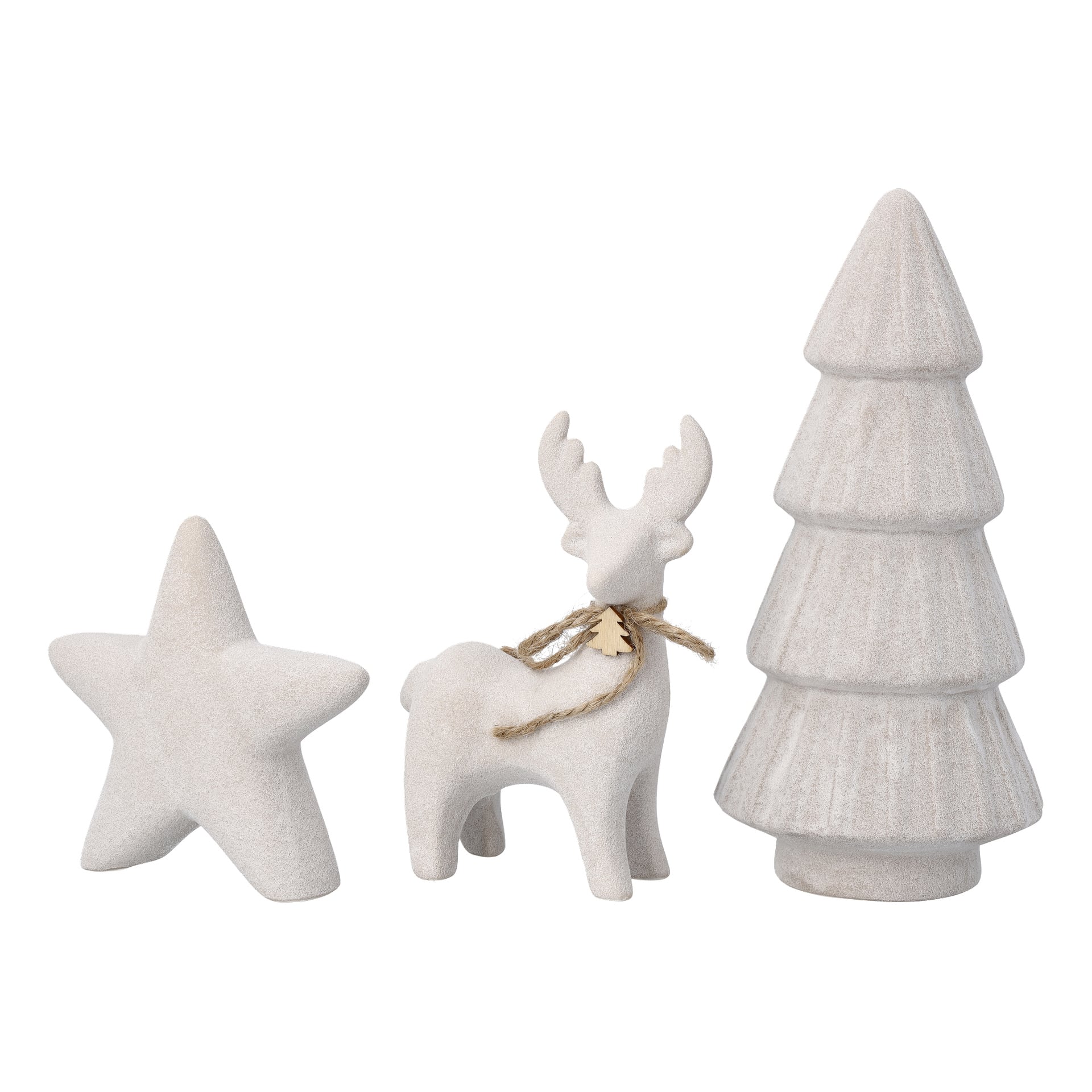 Ett set med keramiska figurer i neutrala toner: en femuddig stjärna, en ren med snöre och träblad, samt ett kottformat träd.