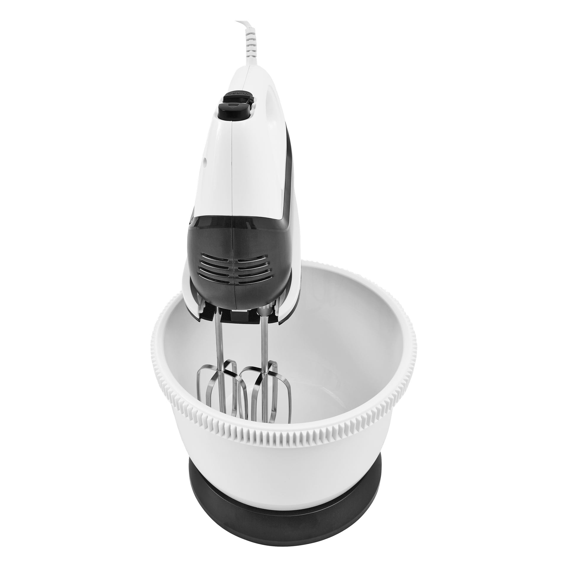 En vit elektrisk handmixer med metallvisp vilar på en stor vit skål med en texturerad kant och stödd av en svart botten.