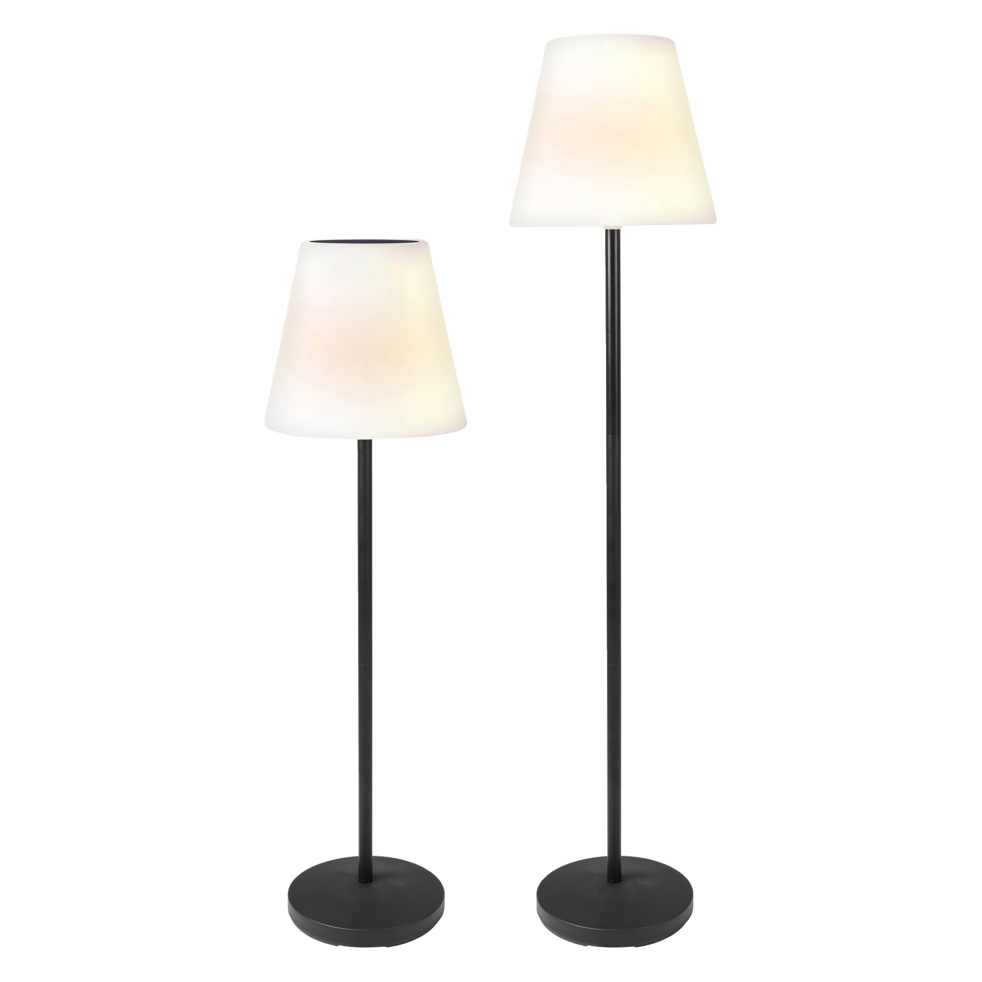 Zwei Lampen mit schwarzen Sockeln und Stängeln: eine kürzere Tischlampe und eine höhere Stehlampe, beide mit weißen, kegelförmigen Schirmen.