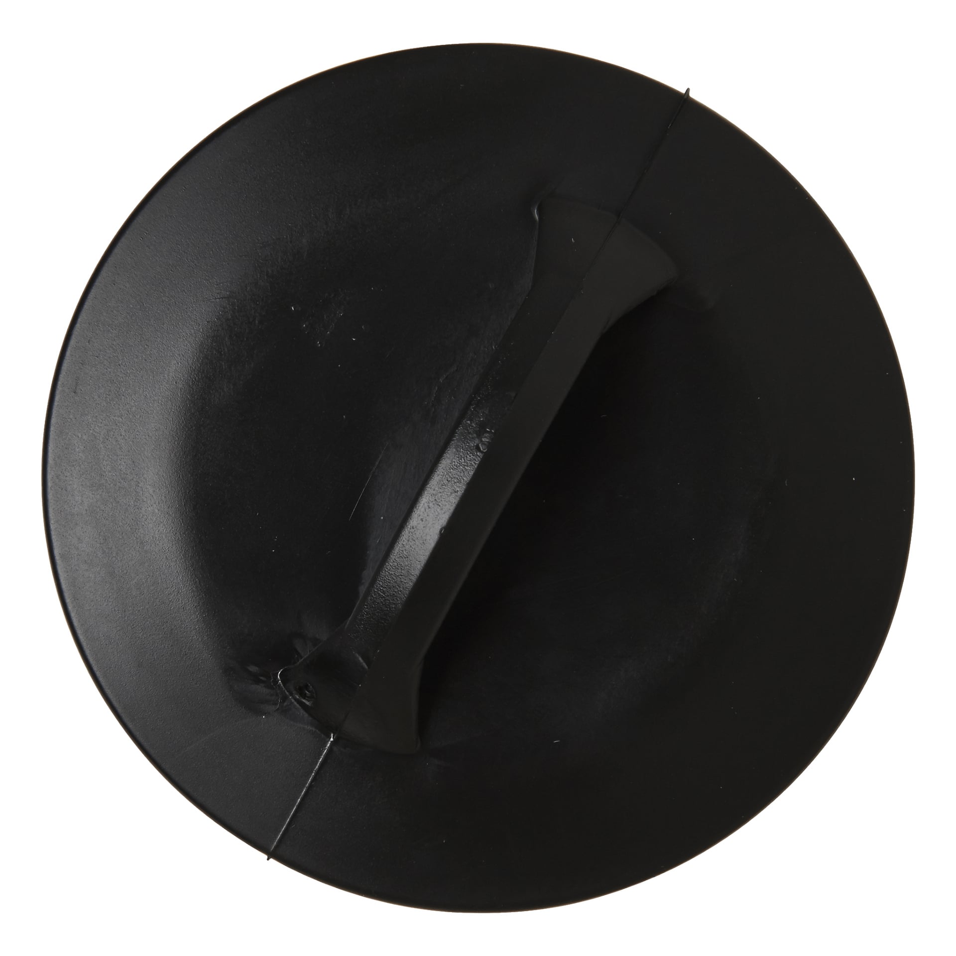 En svart, cirkulär metall Prevex diskbänkplugg med platt topp och ett rakt handtag över mitten, sett uppifrån.